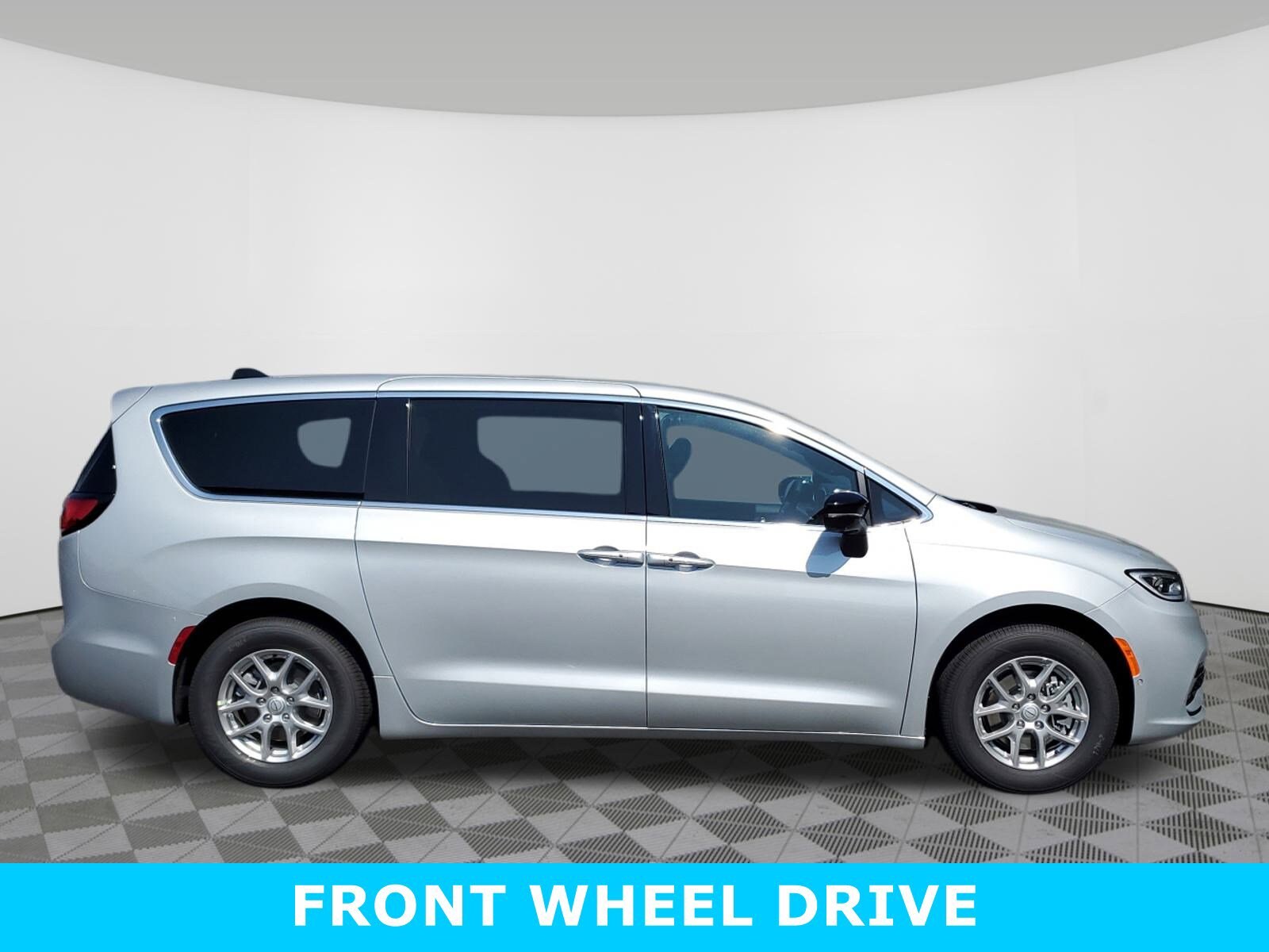 2026 Chrysler Pacifica photo 3