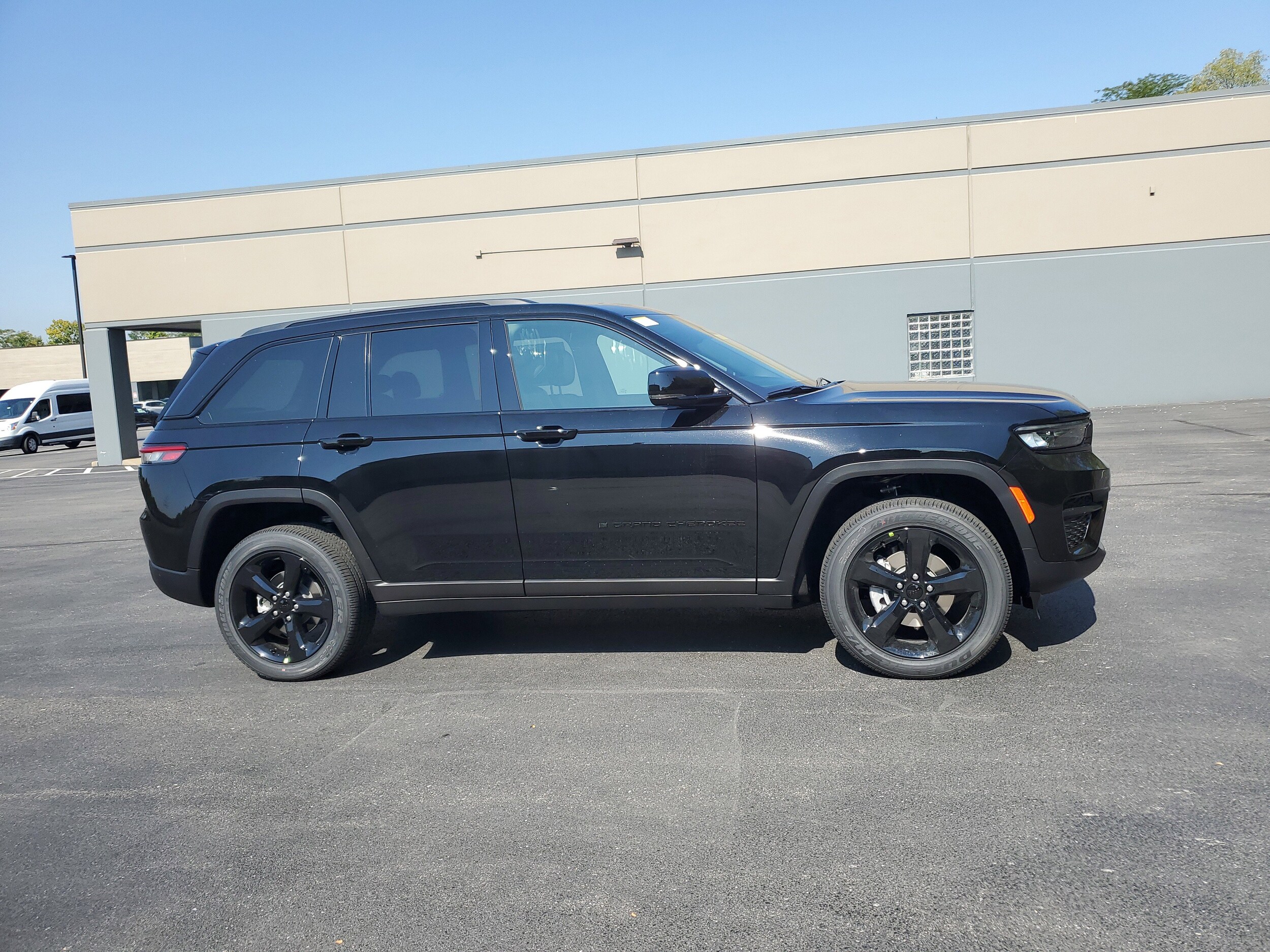 2025 Jeep Grand Cherokee Altitude photo 3