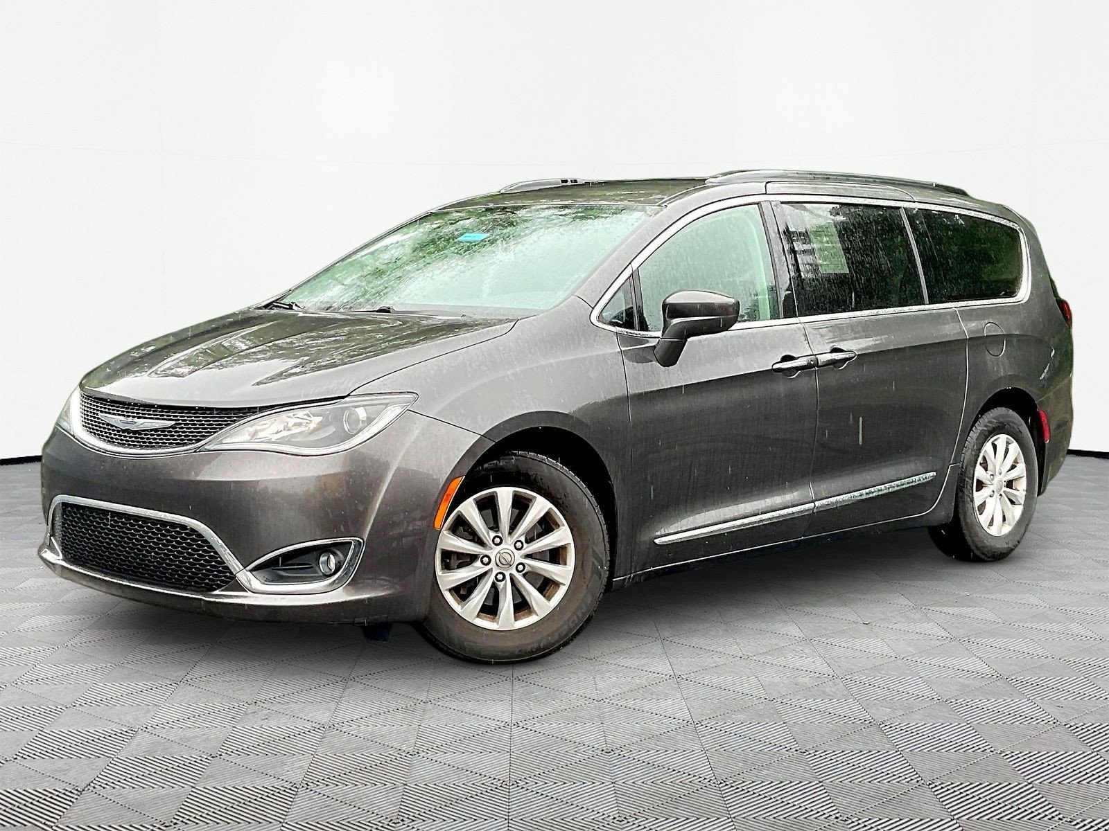 2017 Chrysler Pacifica Touring-L's photo