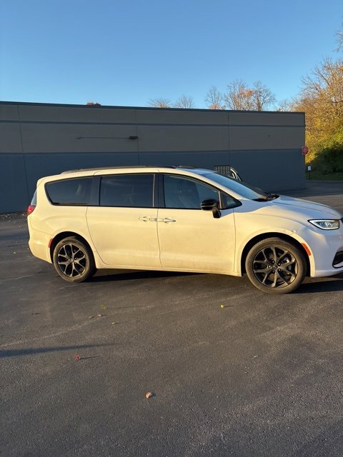 2023 Chrysler Pacifica Limited photo 3