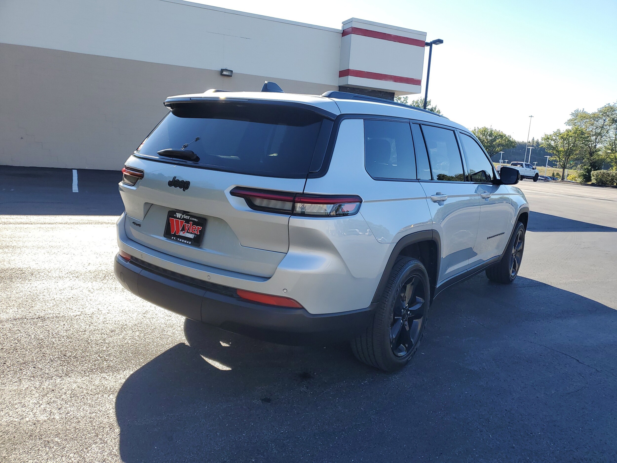 2023 Jeep Grand Cherokee Altitude photo 2