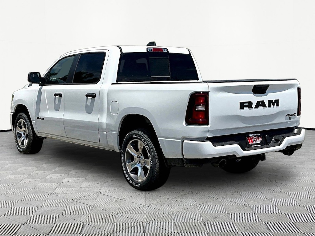 New 2026 Ram 1500 EXPRESS CREW CAB 4X4 5'7 BOX Pickup