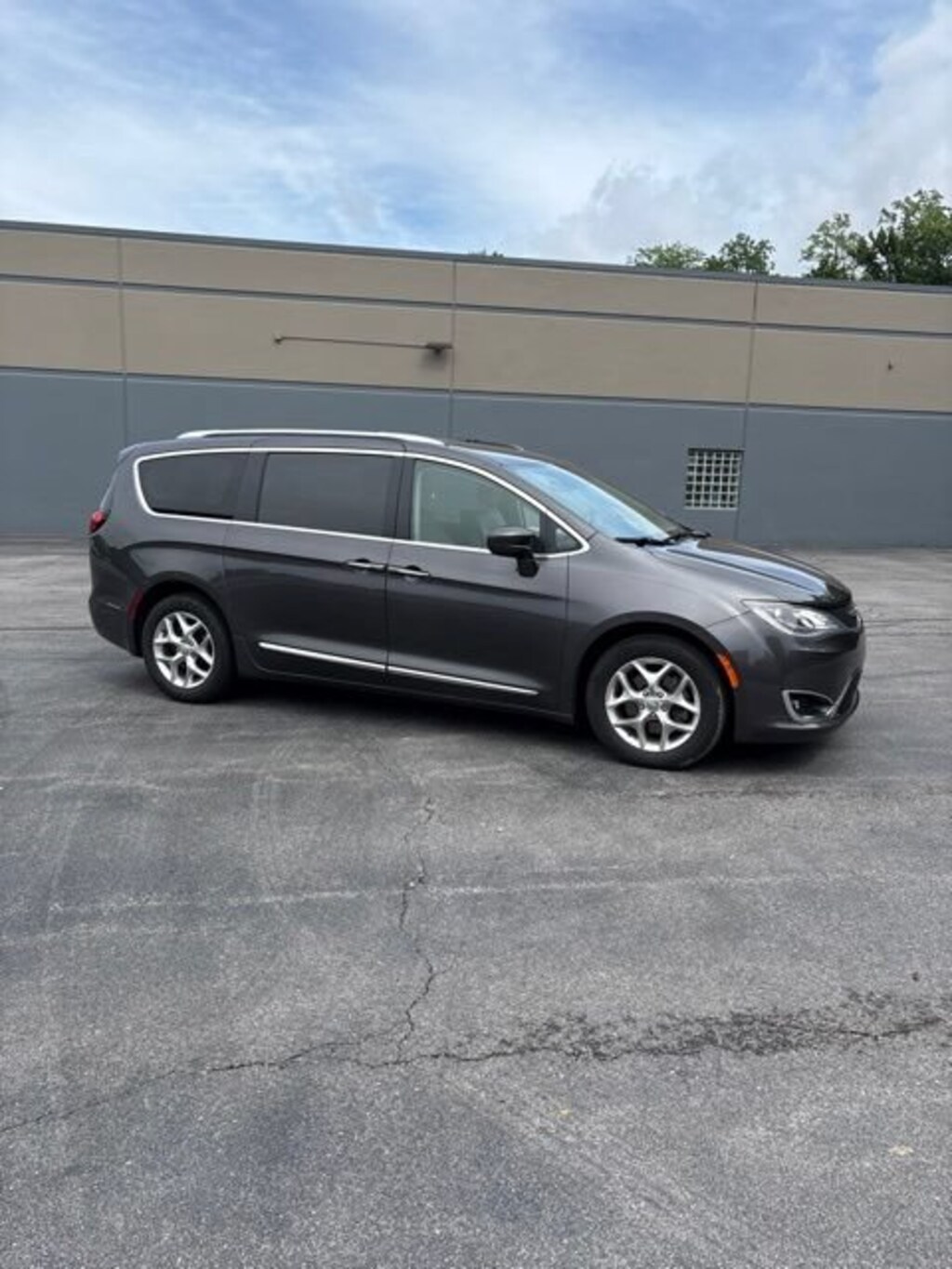 Used 2019 Chrysler Pacifica Touring L Plus FWD Van Passenger Van