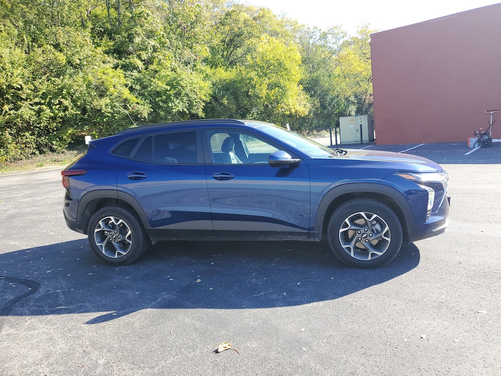 Used 2024 Chevrolet Trax FWD 4dr LT SUV