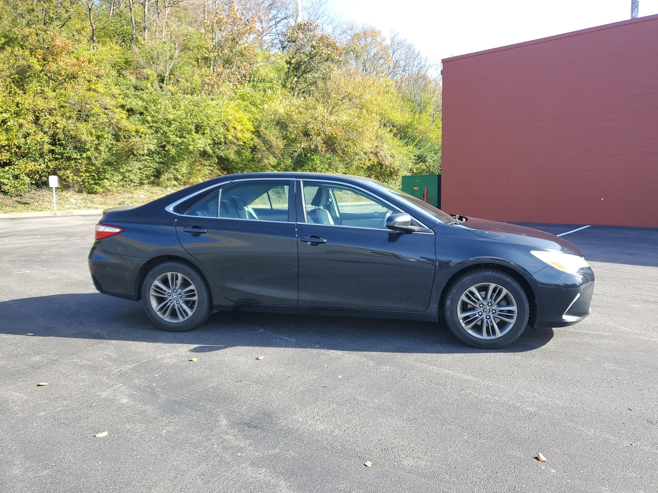 2016 Toyota Camry SE photo 3