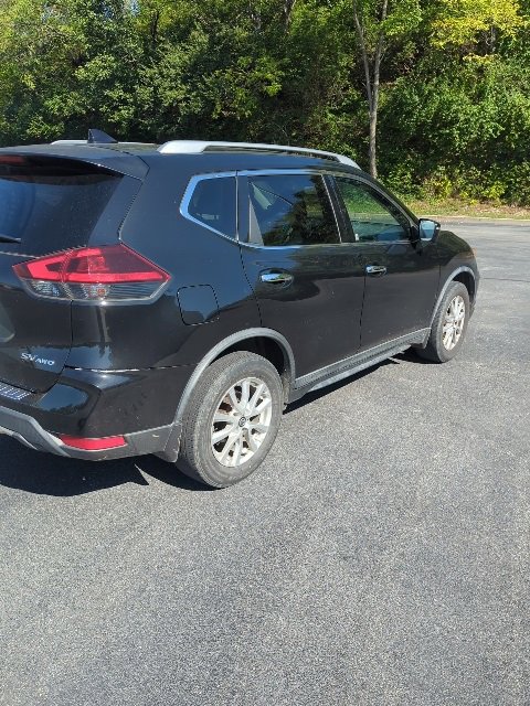 2018 Nissan Rogue SV photo 3