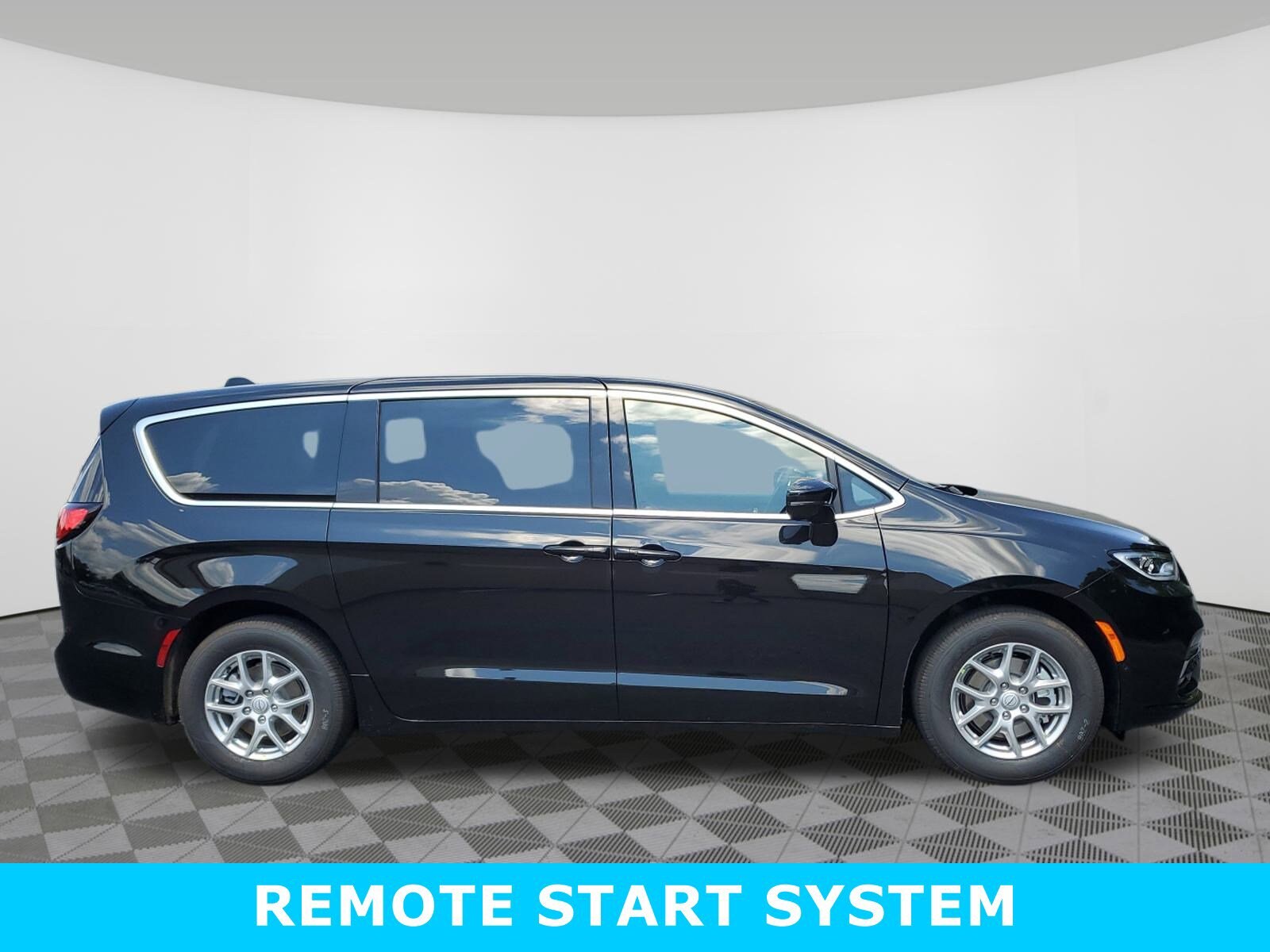 2026 Chrysler Pacifica photo 3