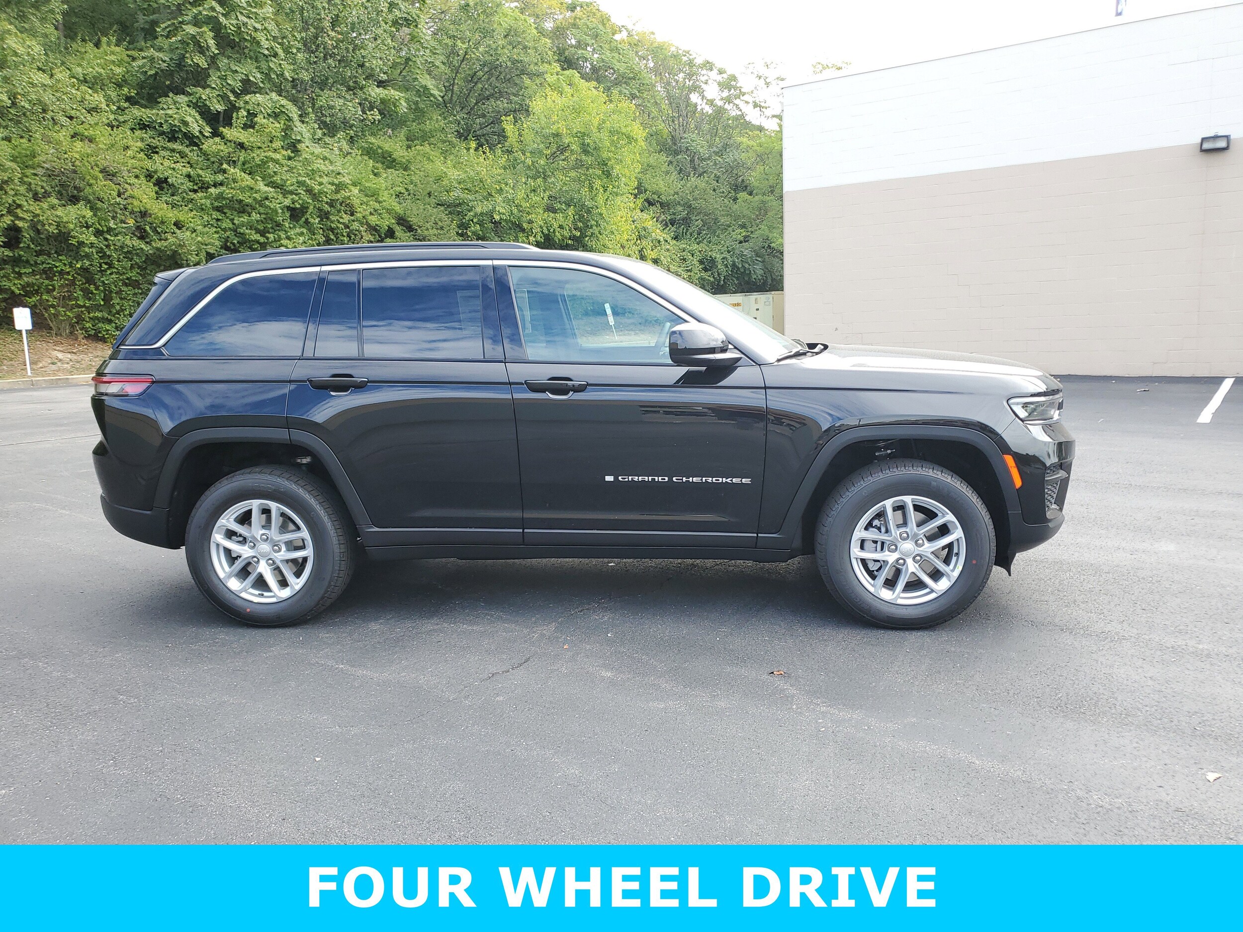 2025 Jeep Grand Cherokee Laredo photo 2