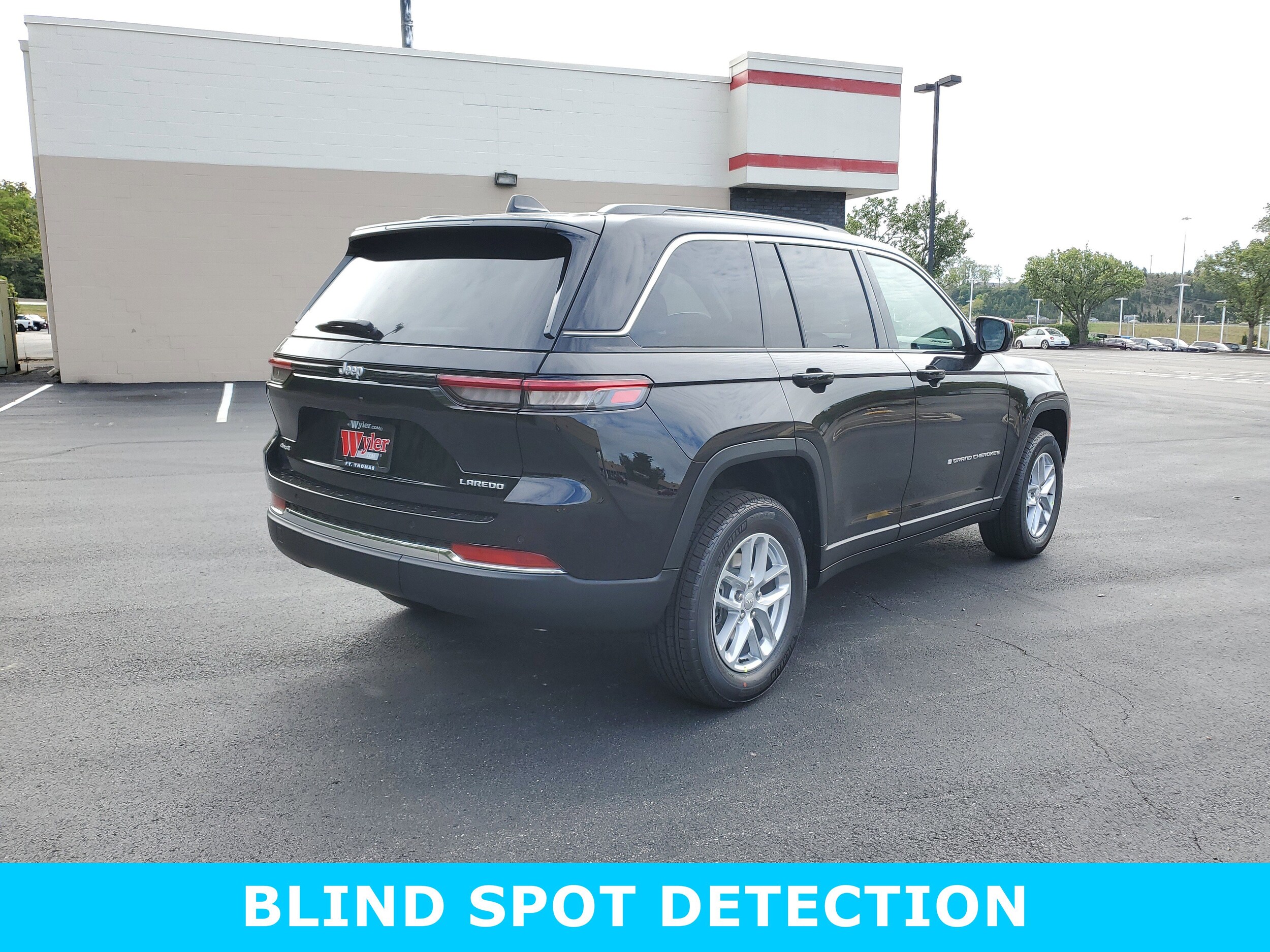 2025 Jeep Grand Cherokee Laredo photo 3