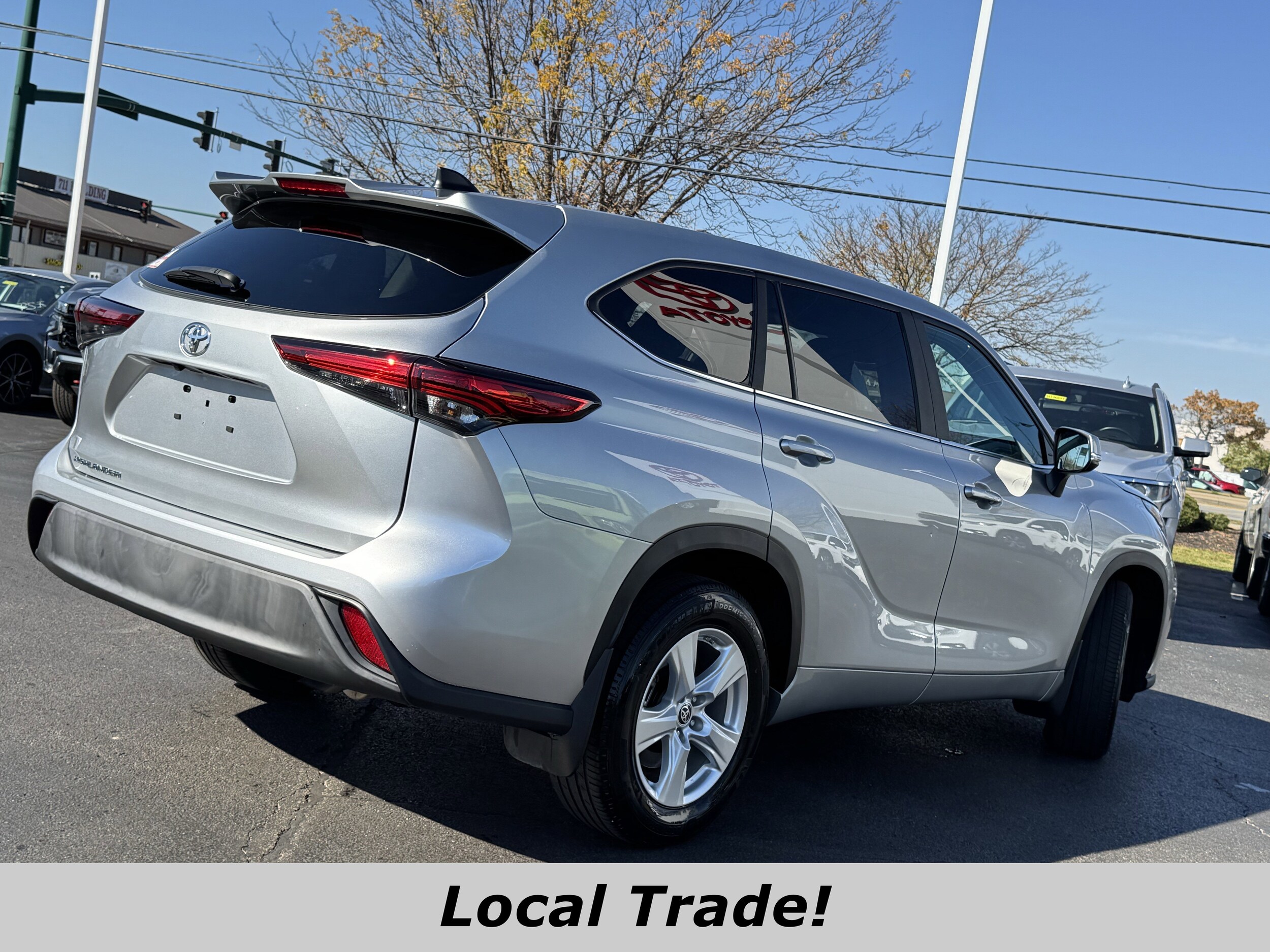 2023 Toyota Highlander L photo 3