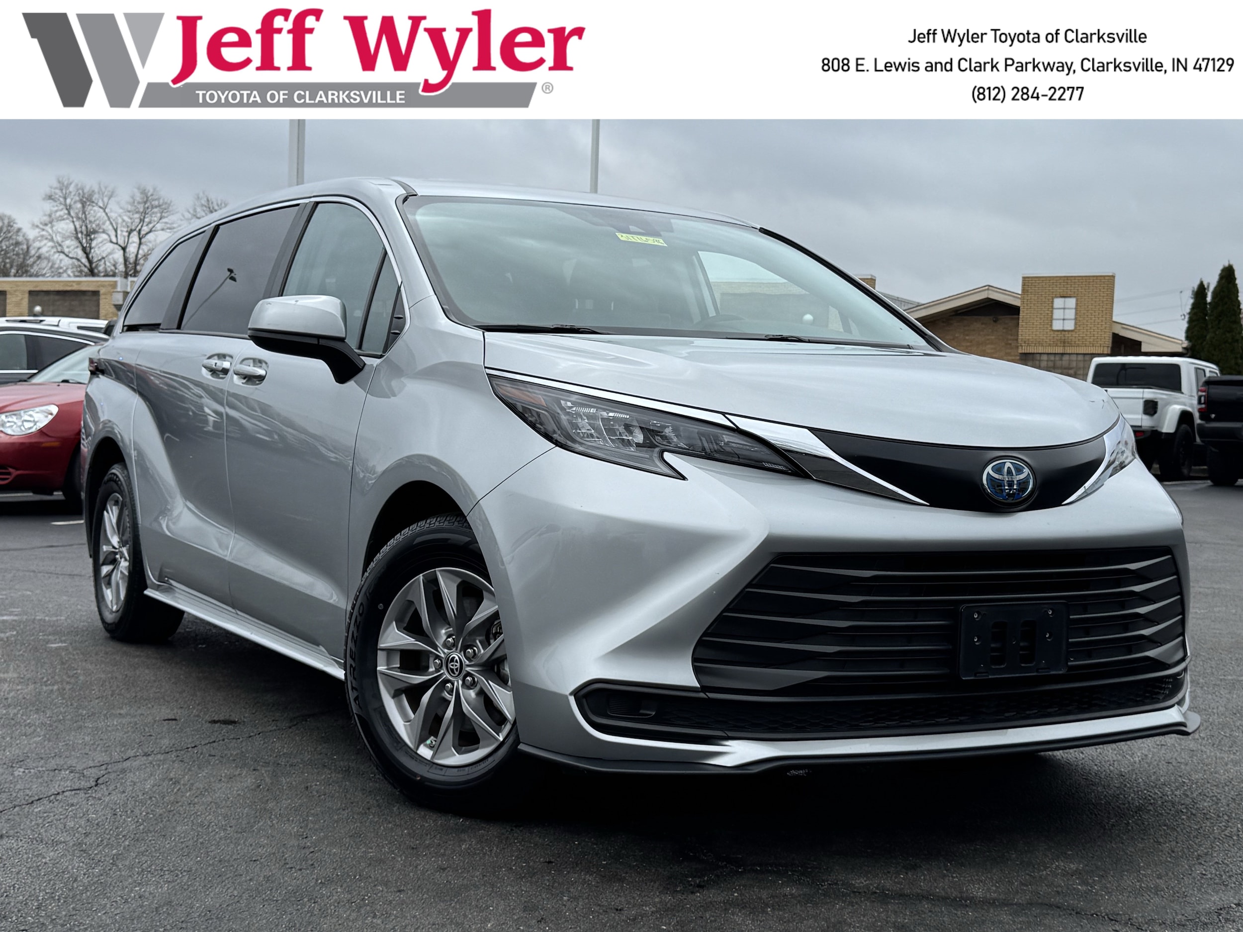 2024 Toyota Sienna LE's photo