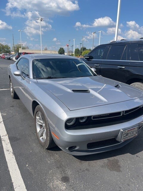 2016 Dodge Challenger SXT photo 2