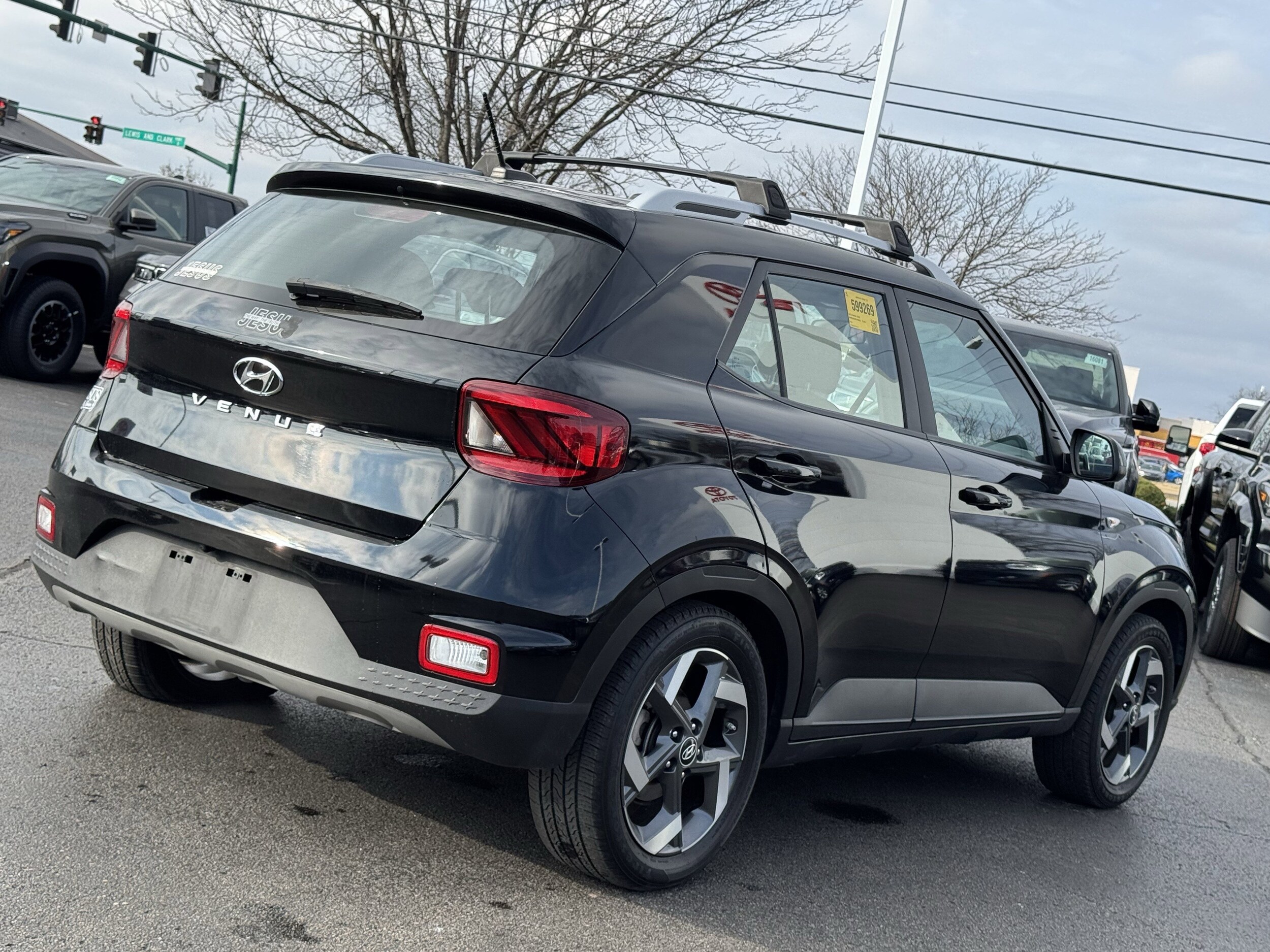 2023 Hyundai Venue SEL photo 2