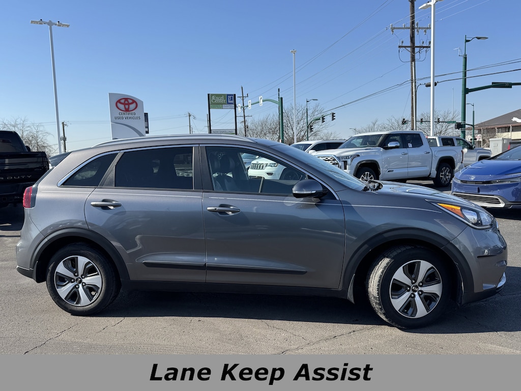 Used 2017 Kia Niro EX SUV