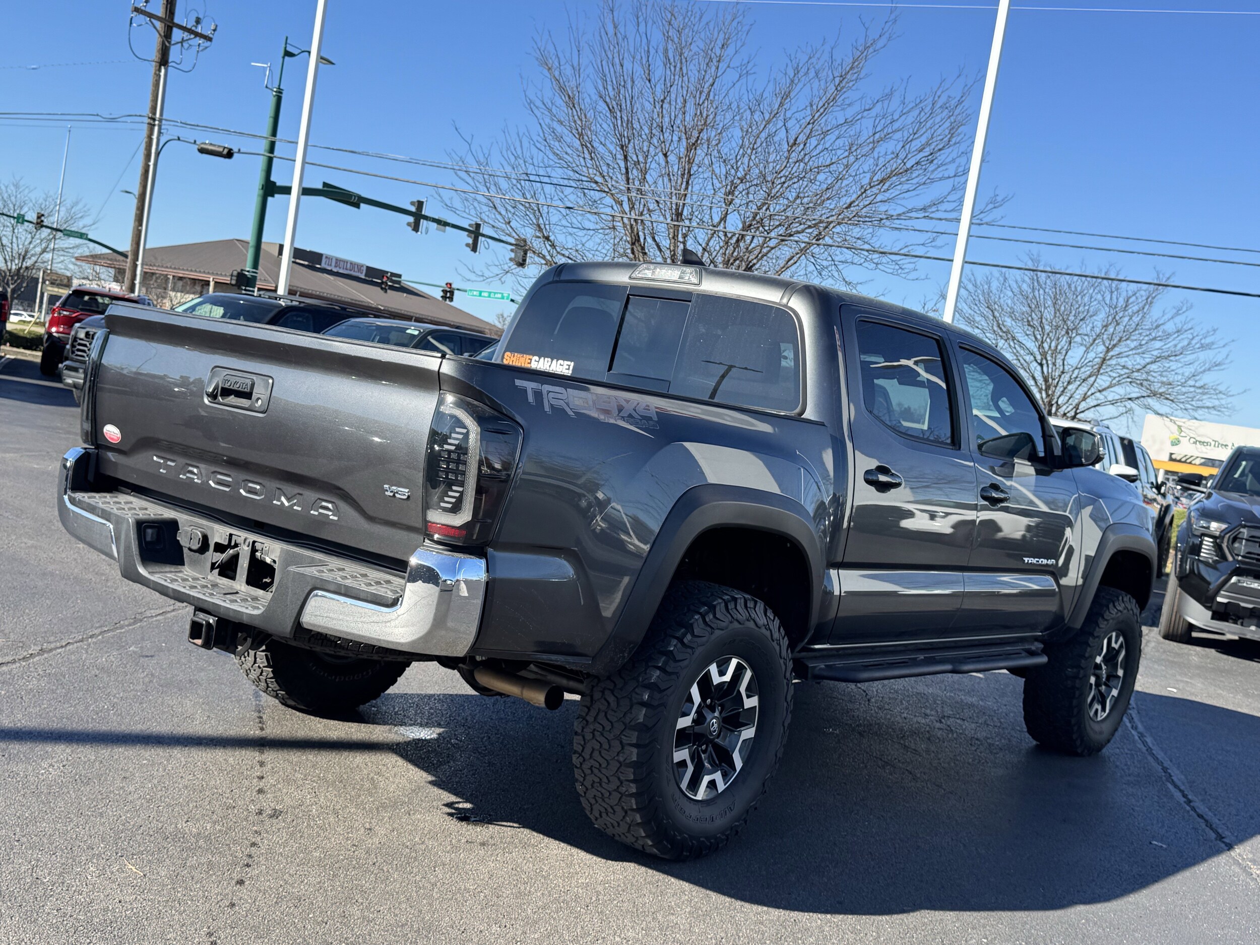 2018 Toyota Tacoma Double Cab photo 2