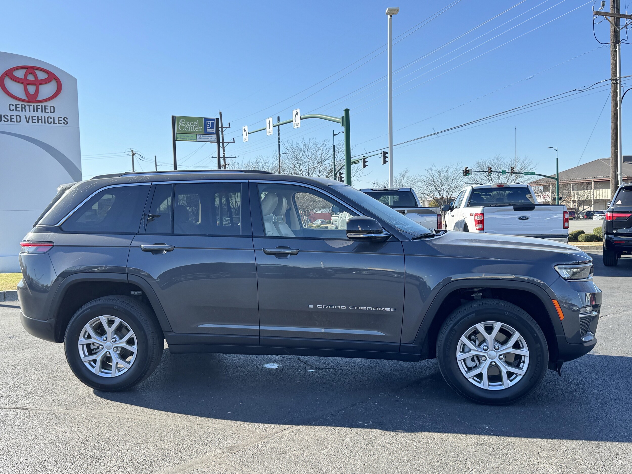 2022 Jeep Grand Cherokee Limited photo 2