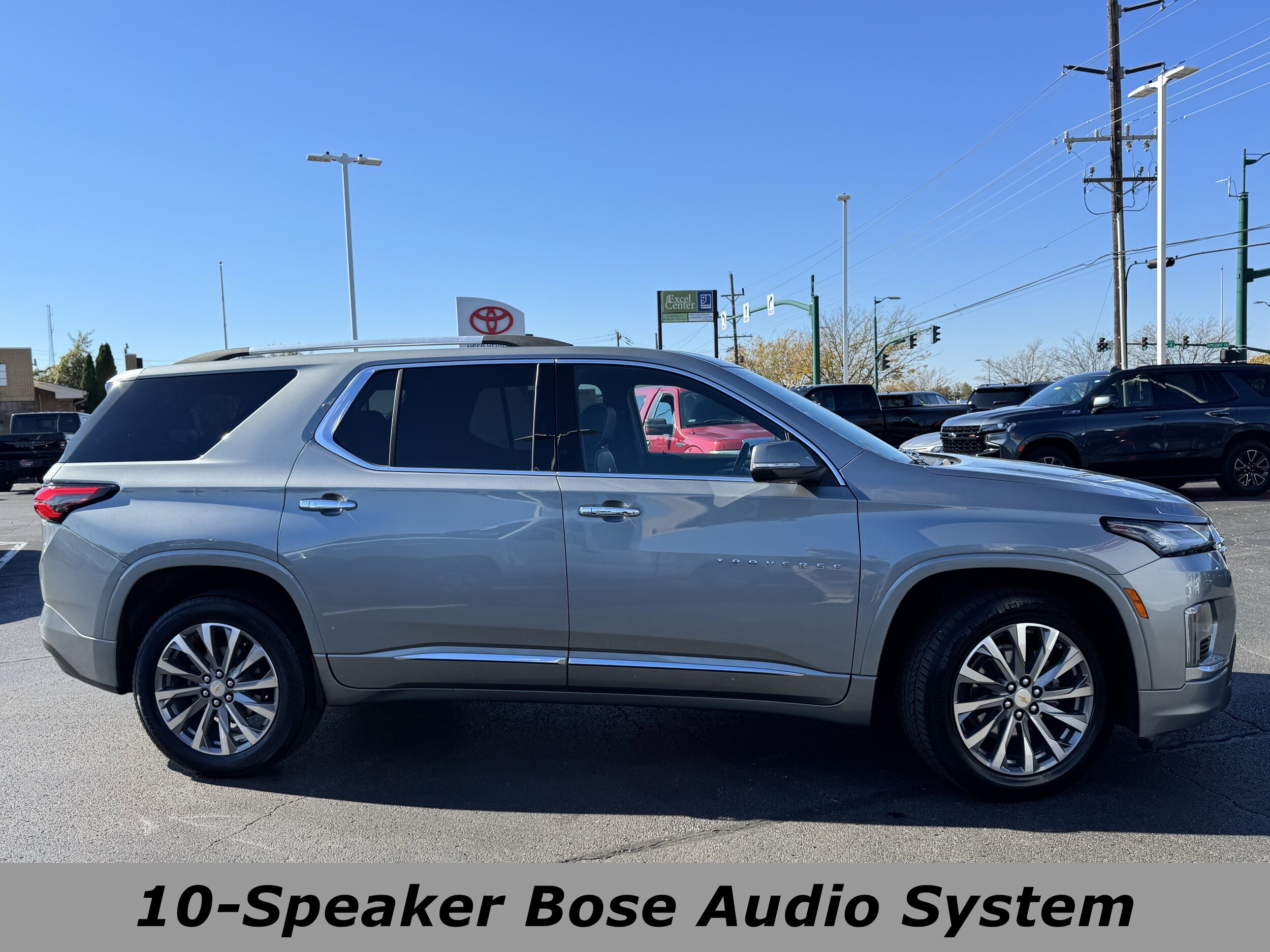 2023 Chevrolet Traverse Premier photo 2