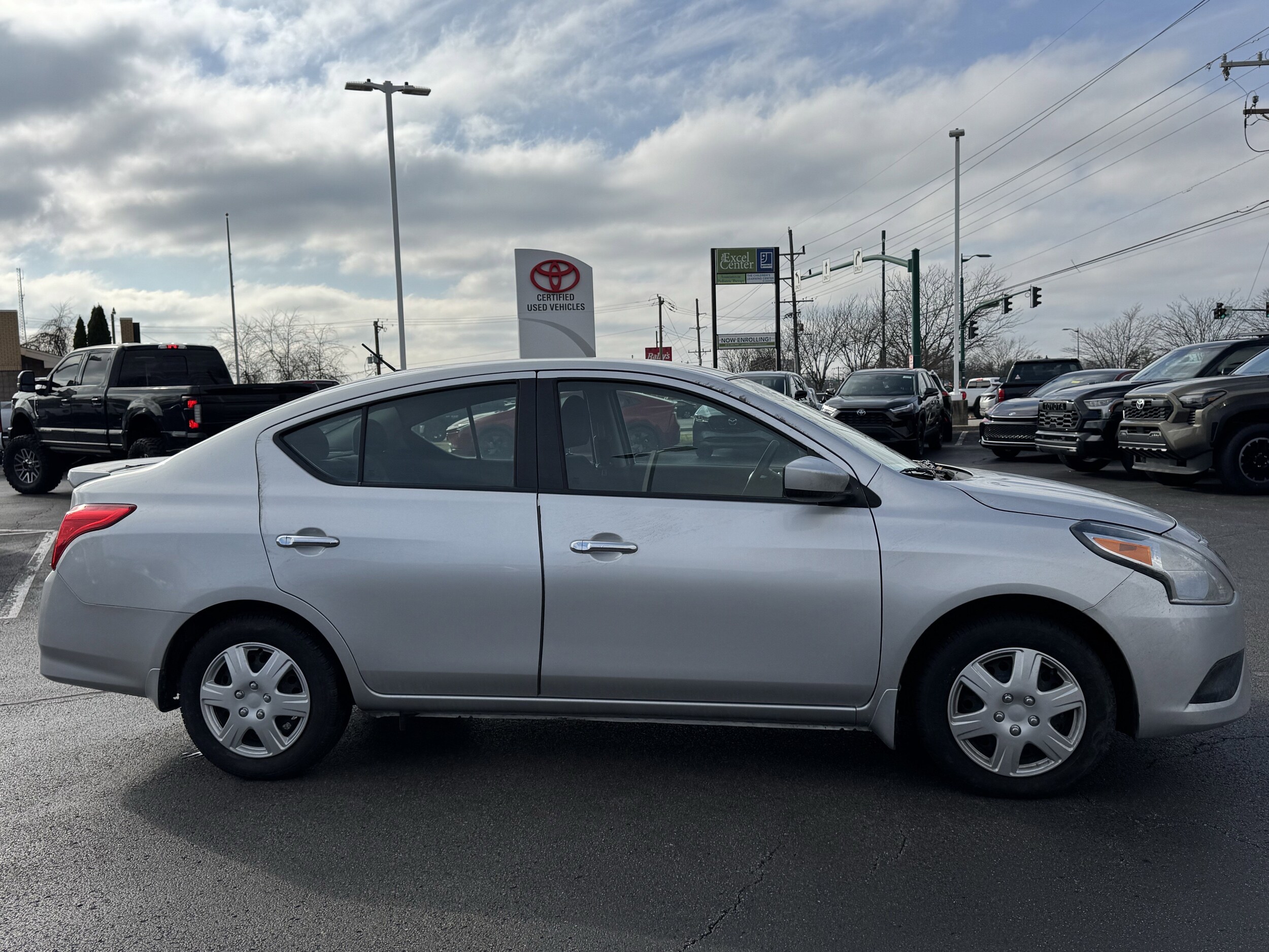 2018 Nissan Versa 1.6 SV Sedan photo 2