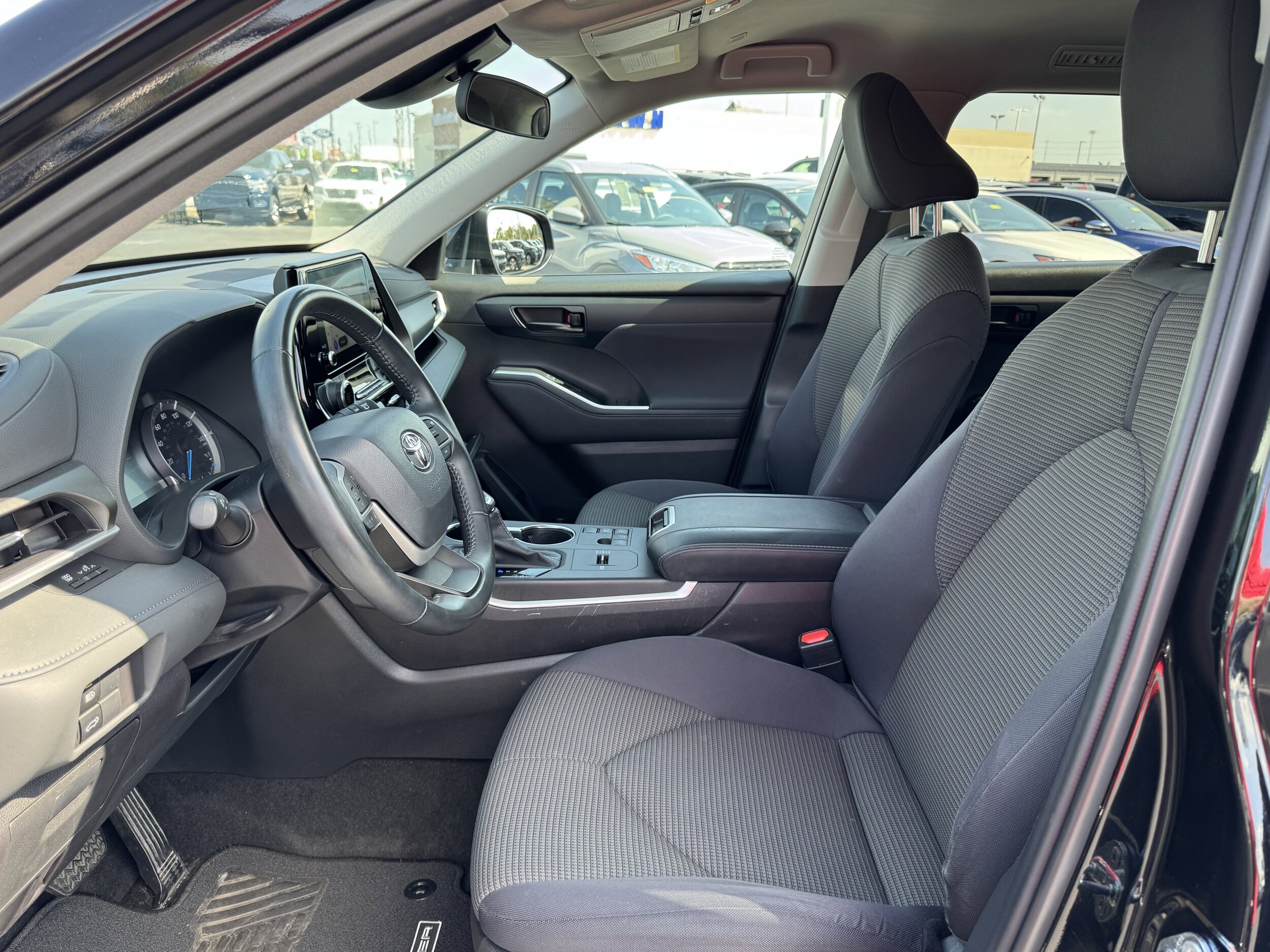 2023 Toyota Highlander Hybrid LE photo 3