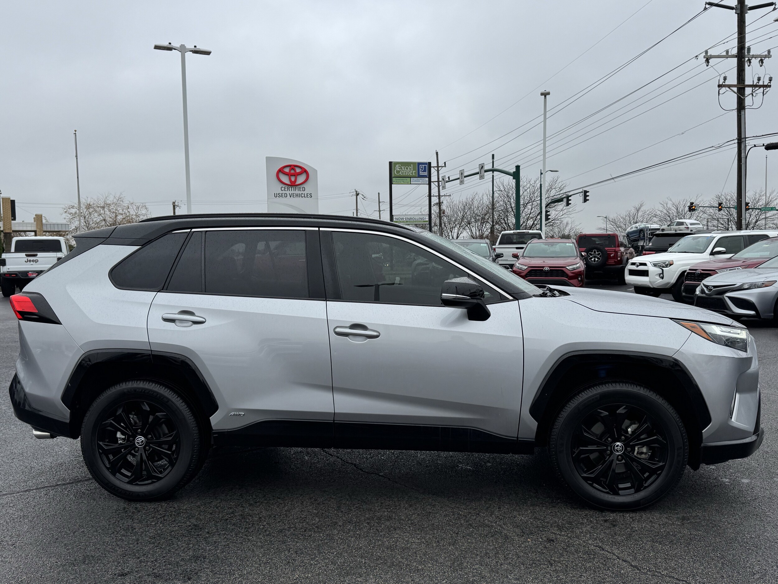 2023 Toyota RAV4 Hybrid XSE photo 2