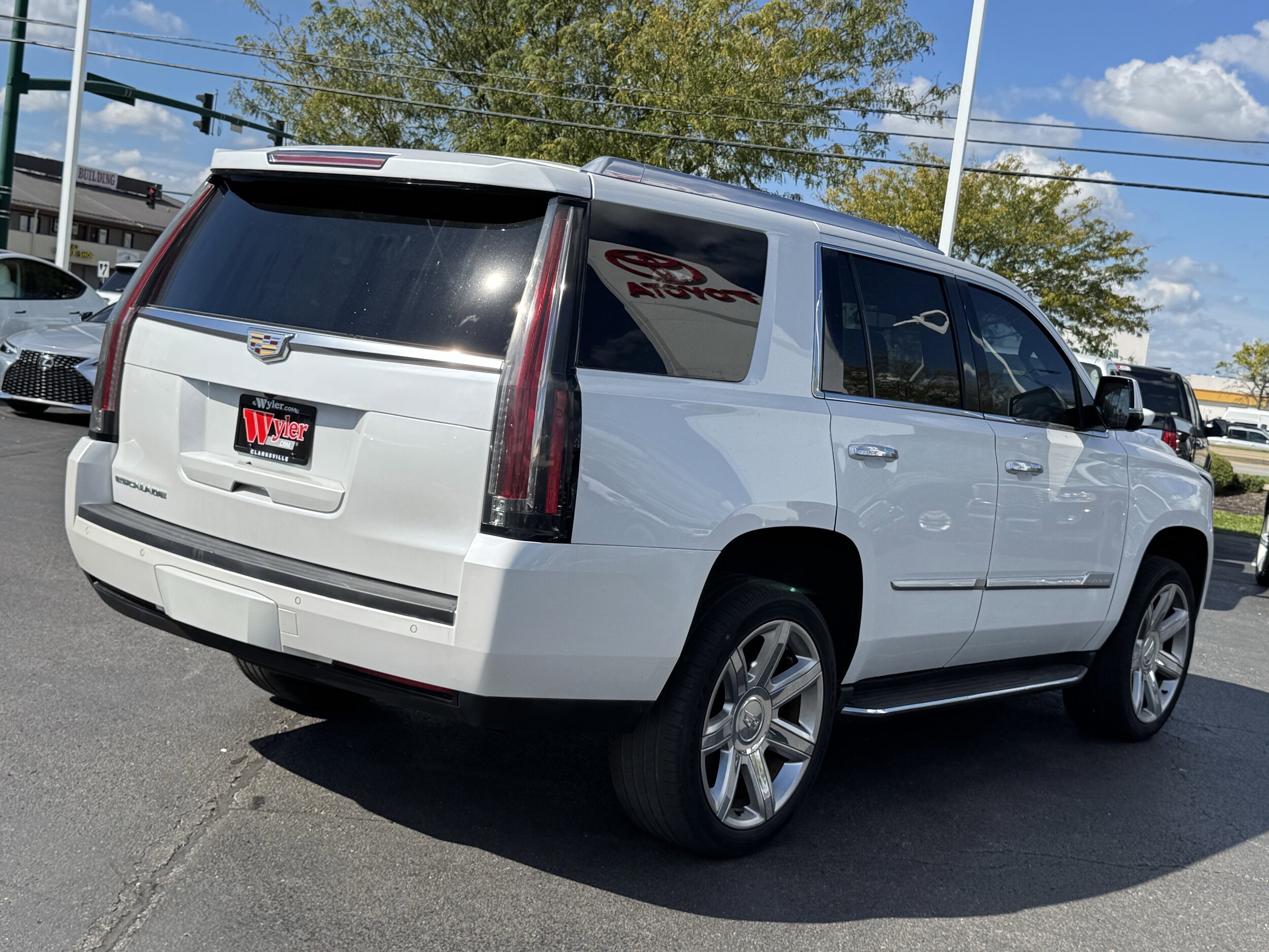 2016 Cadillac Escalade Luxury photo 3