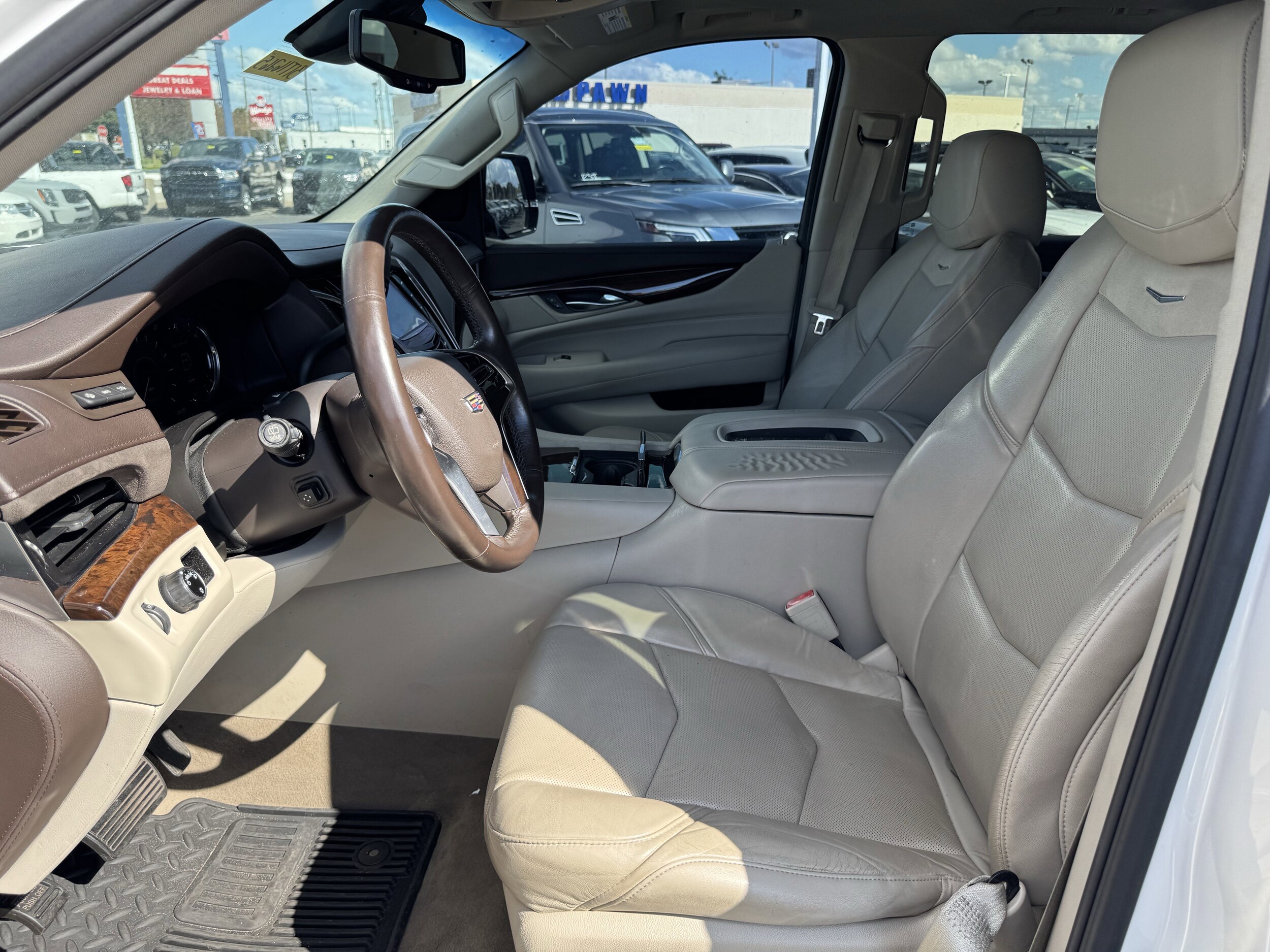 2016 Cadillac Escalade Luxury photo 4