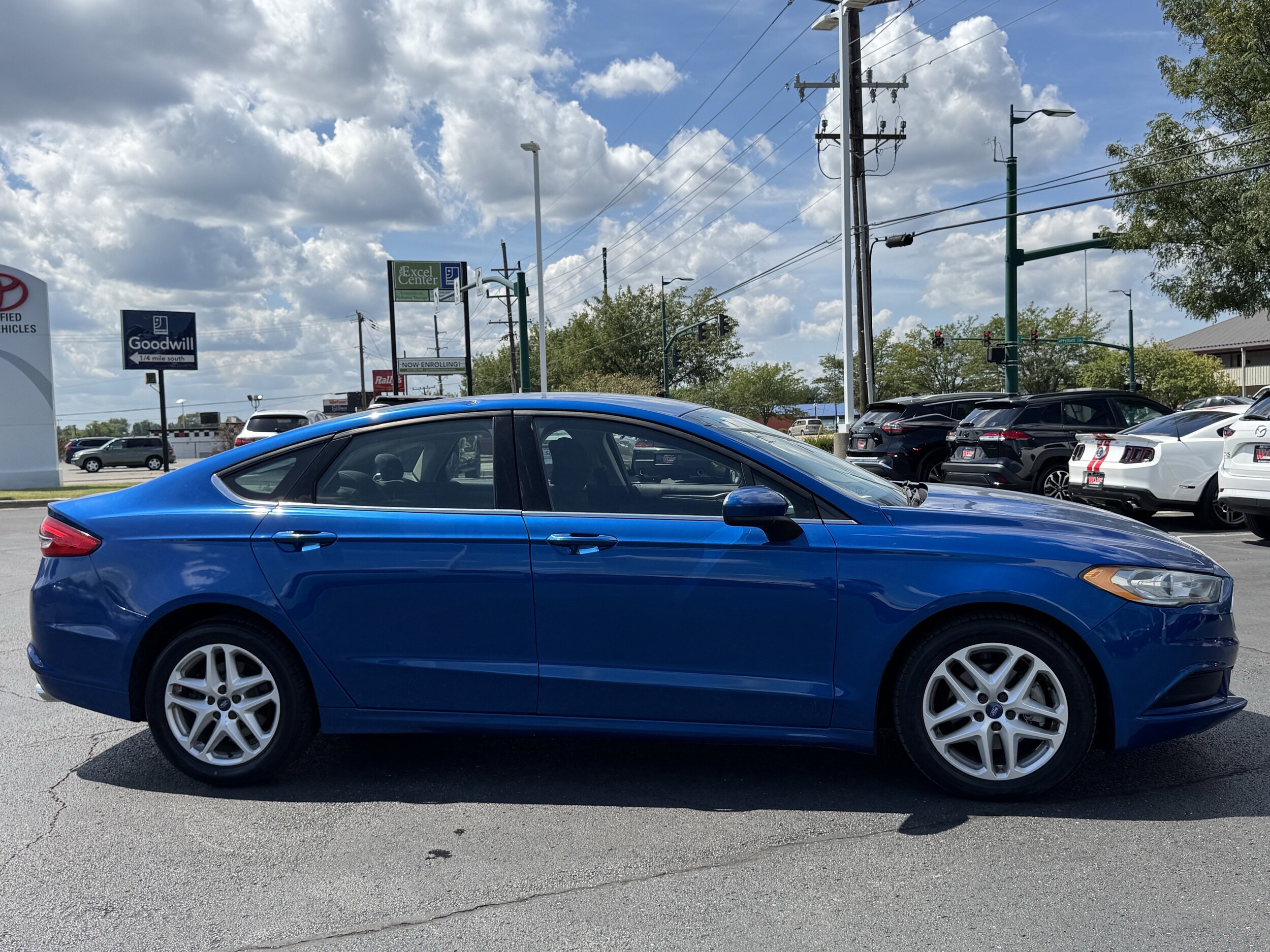 2017 Ford Fusion SE photo 2
