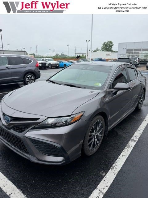 2024 Toyota Camry SE Hybrid's photo