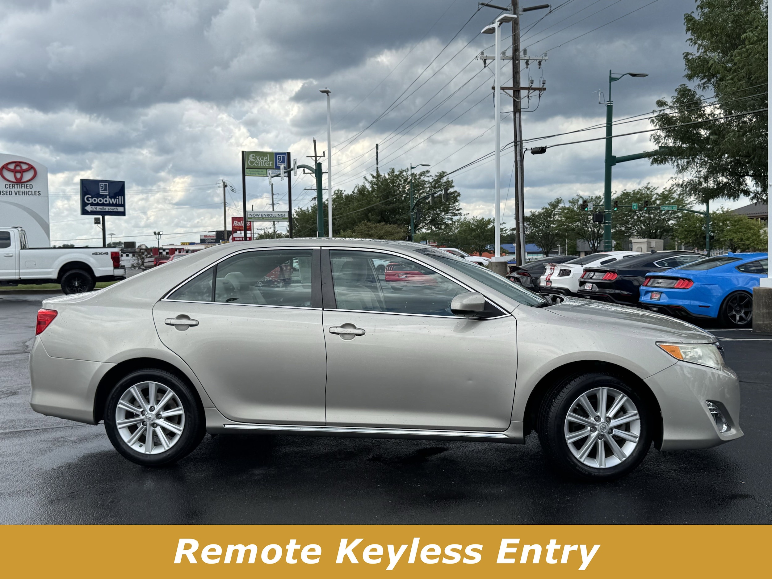 Used 2013 Toyota Camry XLE with VIN 4T4BF1FK0DR295090 for sale in Clarksville, IN