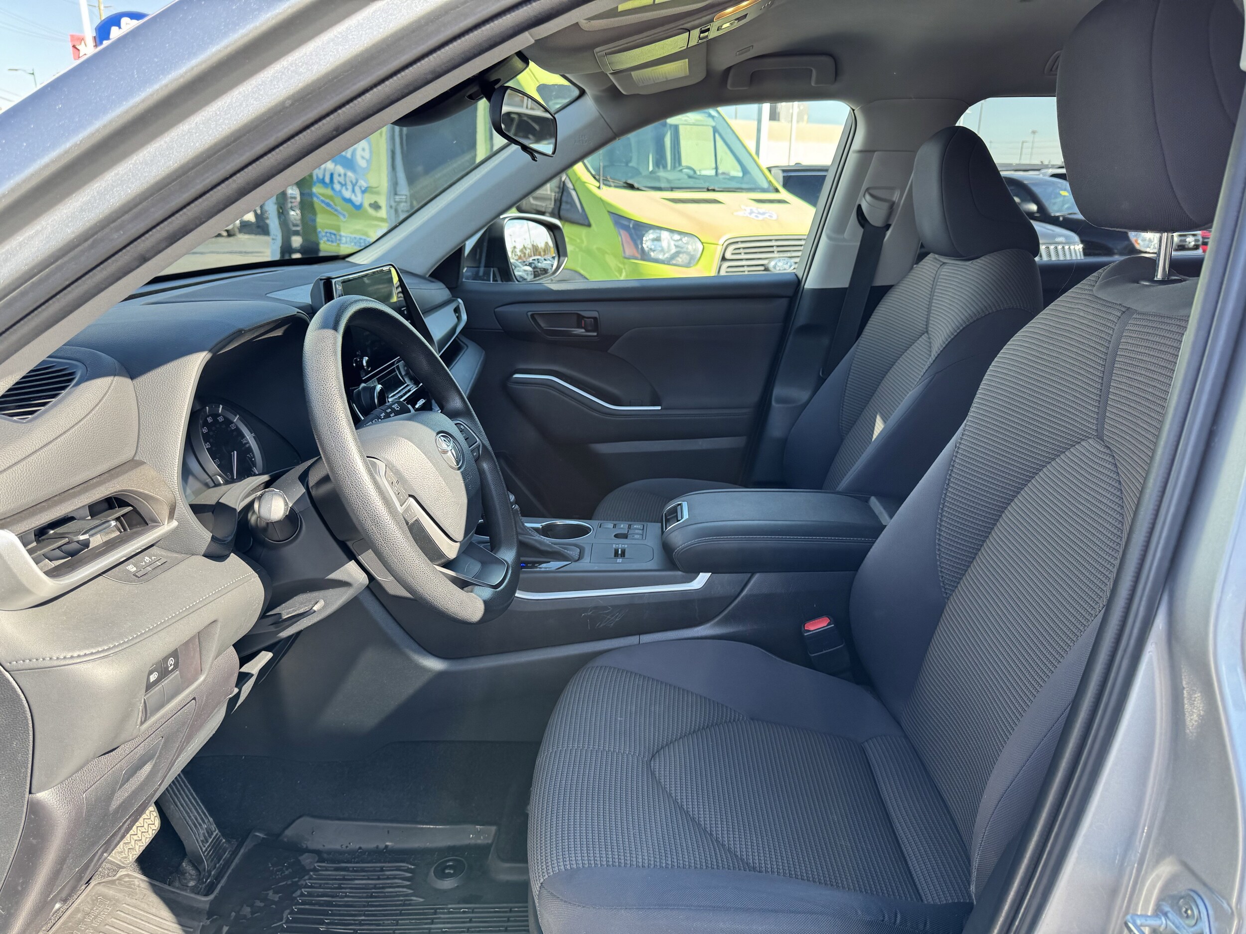 2023 Toyota Highlander L photo 4