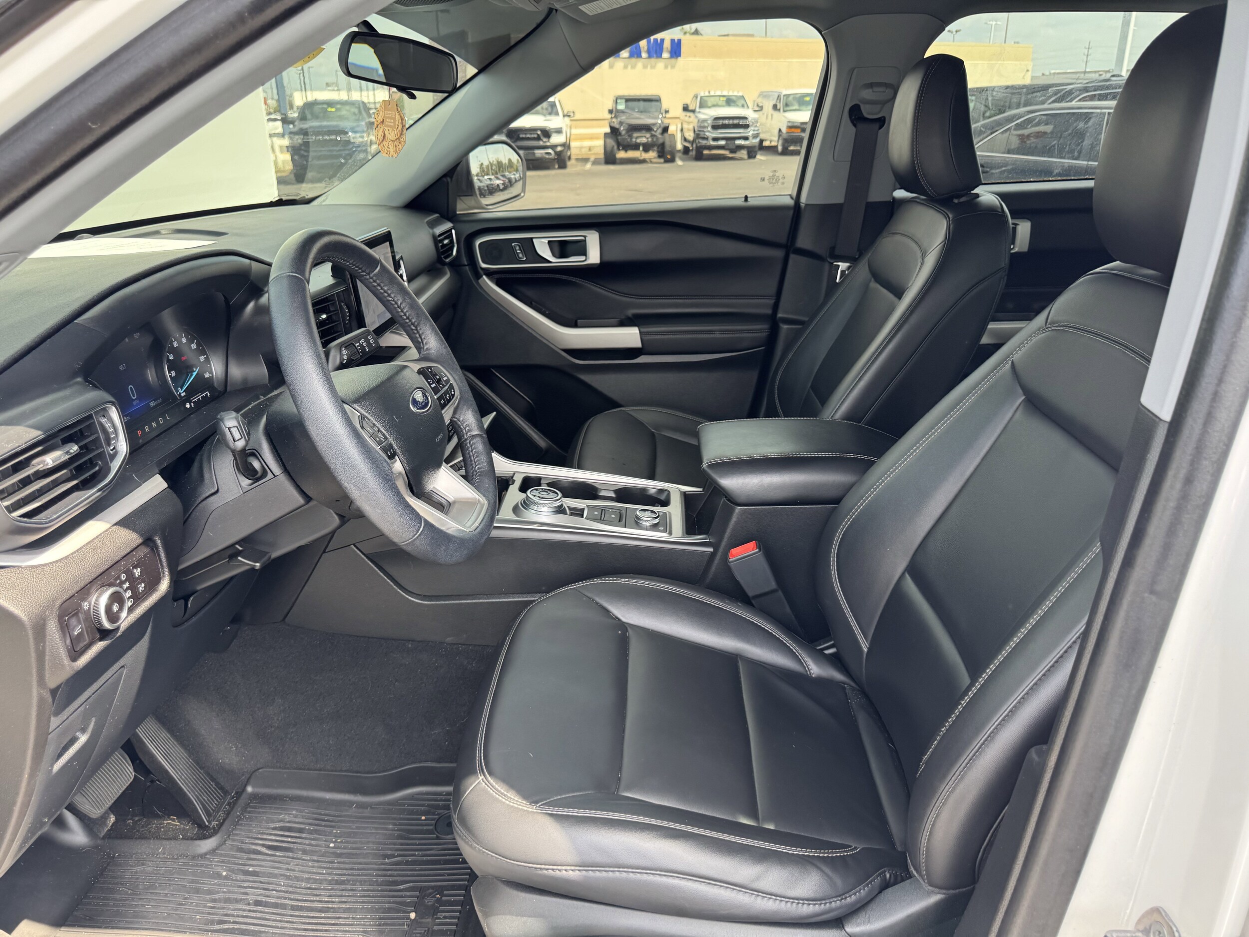 2023 Ford Explorer XLT photo 3