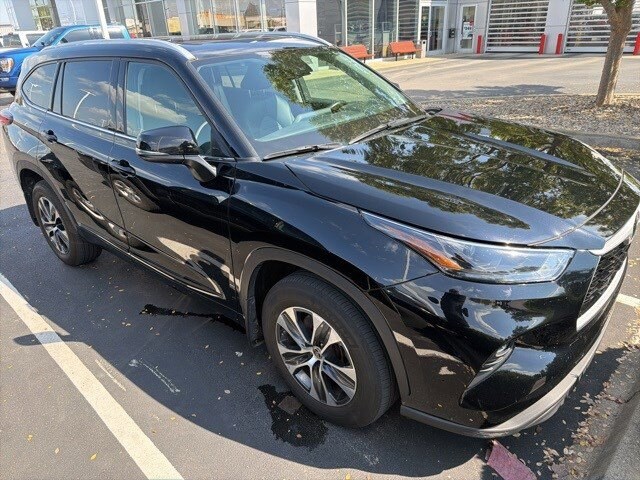 2022 Toyota Highlander XLE photo 2