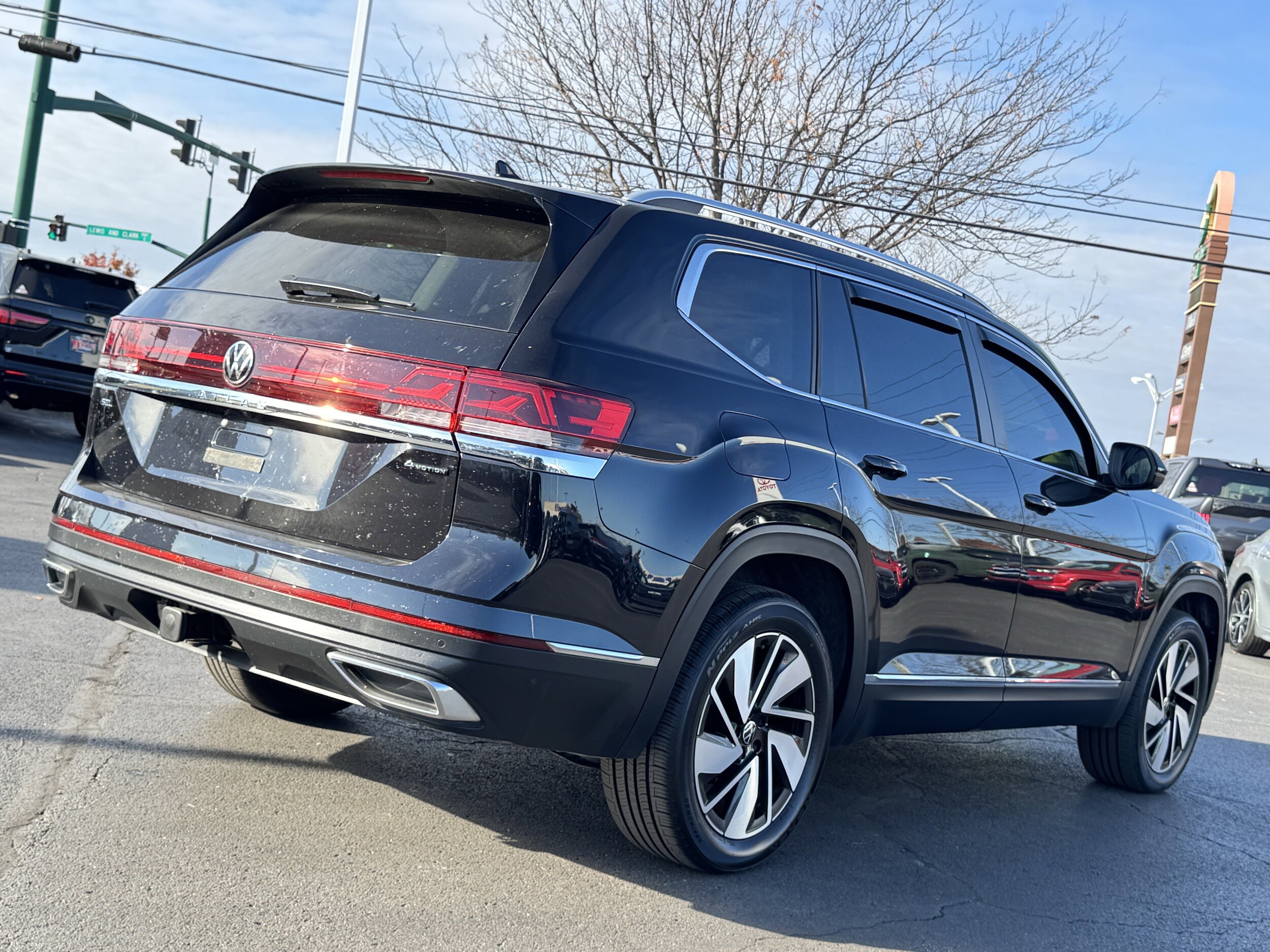 2024 Volkswagen Atlas SEL photo 3