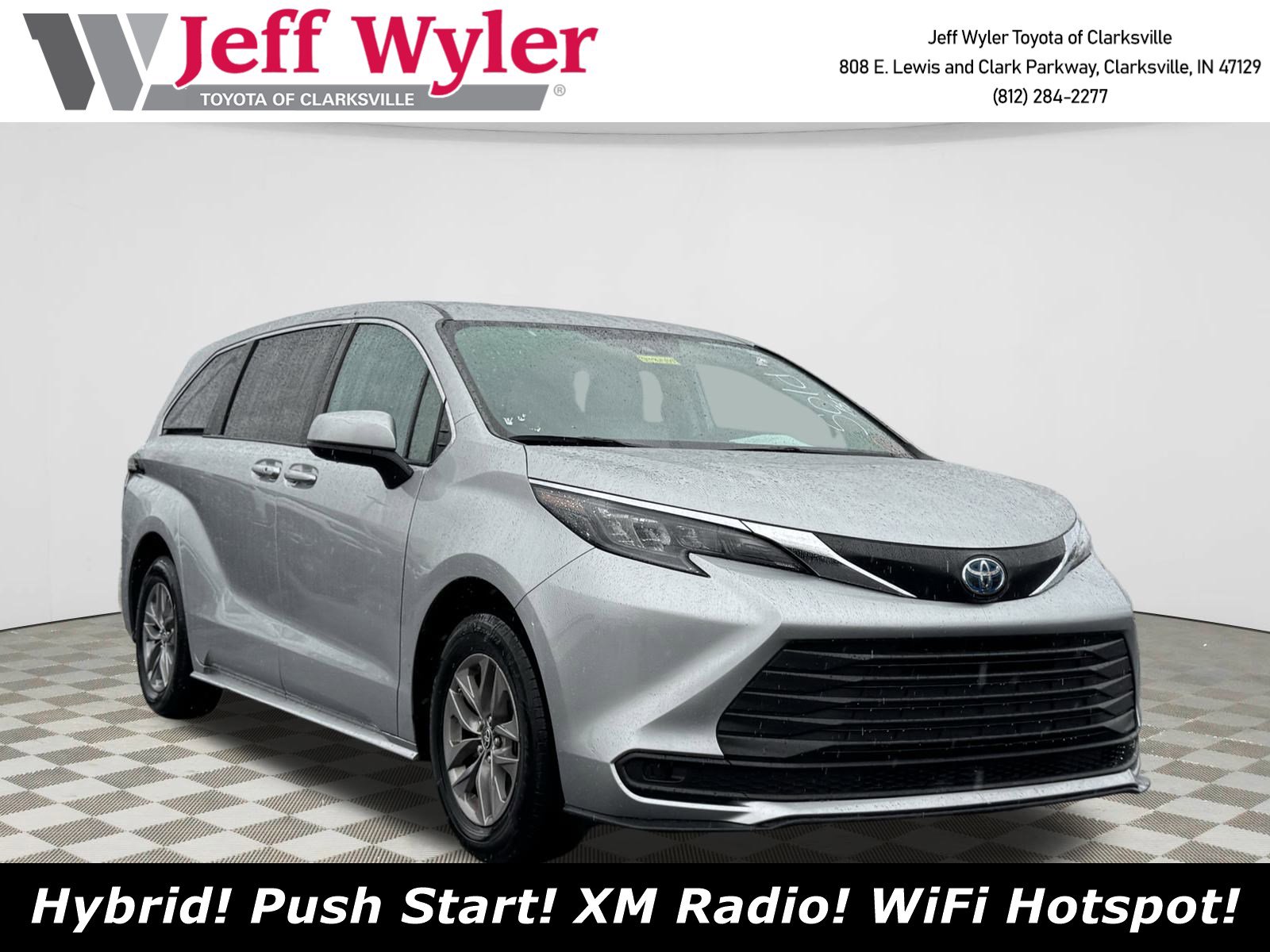 2024 Toyota Sienna LE's photo