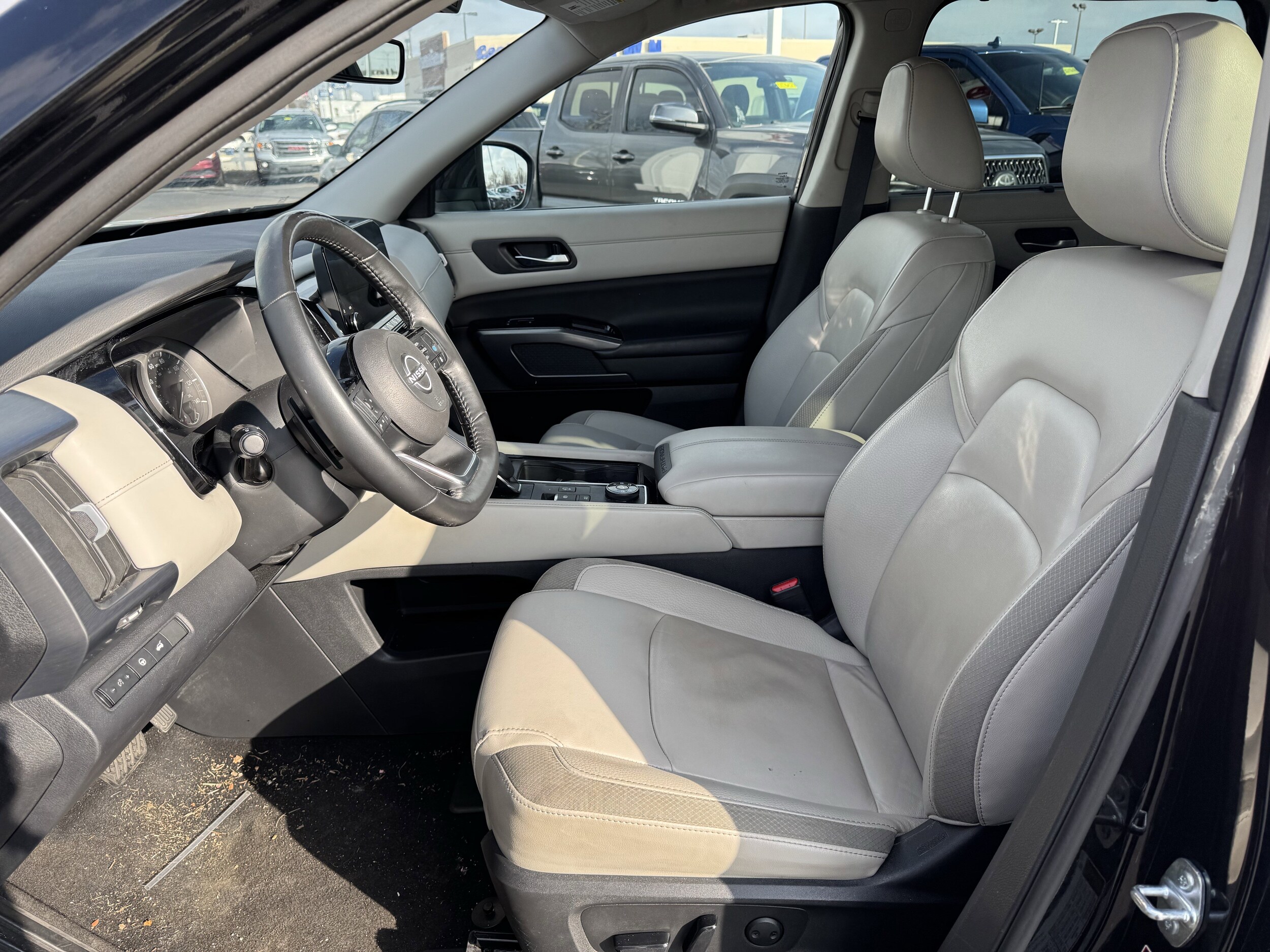 2023 Nissan Pathfinder SL photo 2