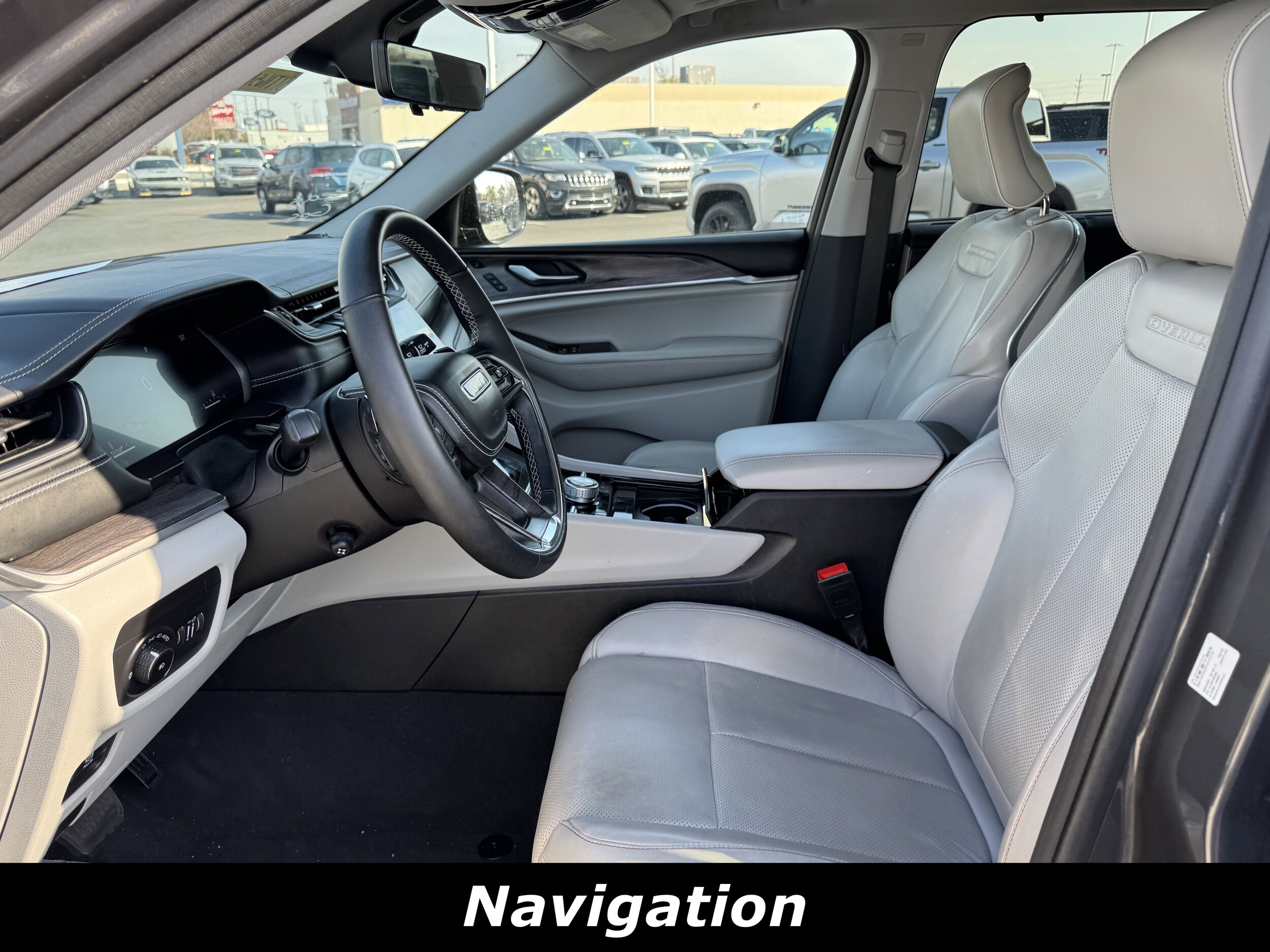 2022 Jeep Grand Cherokee Overland photo 2