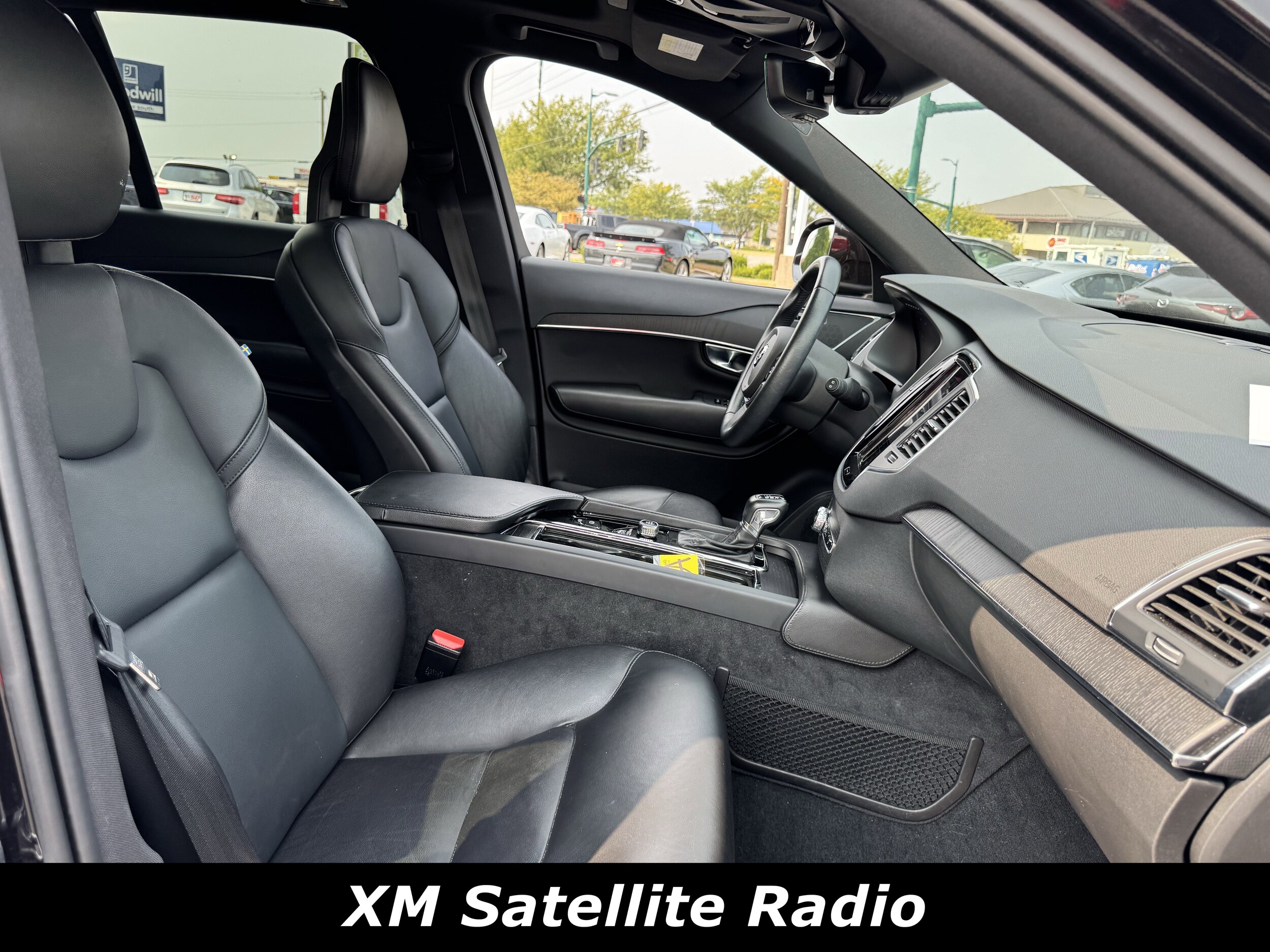 2022 Volvo XC60 B5 Momentum photo 4