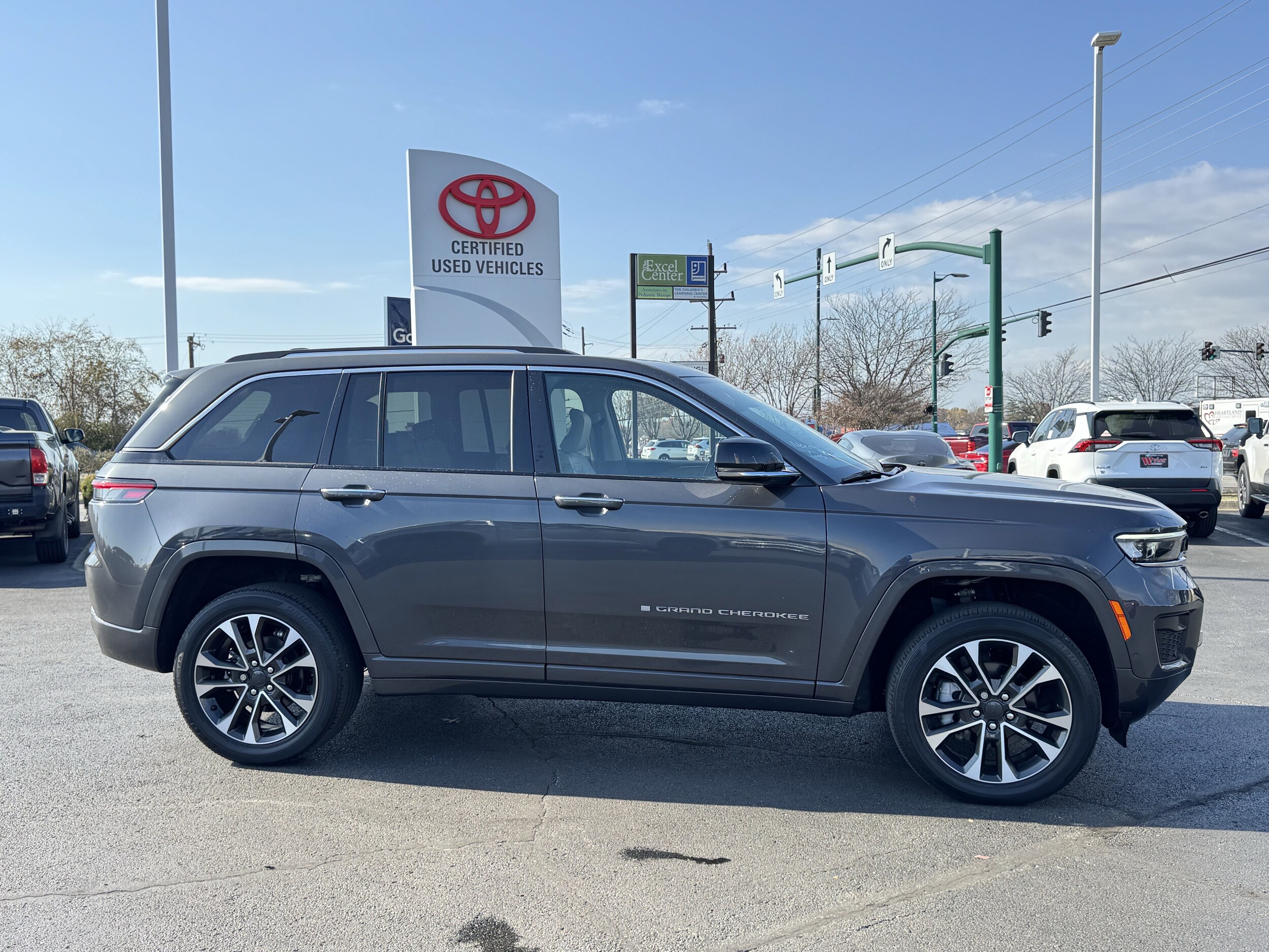 2022 Jeep Grand Cherokee Overland photo 2