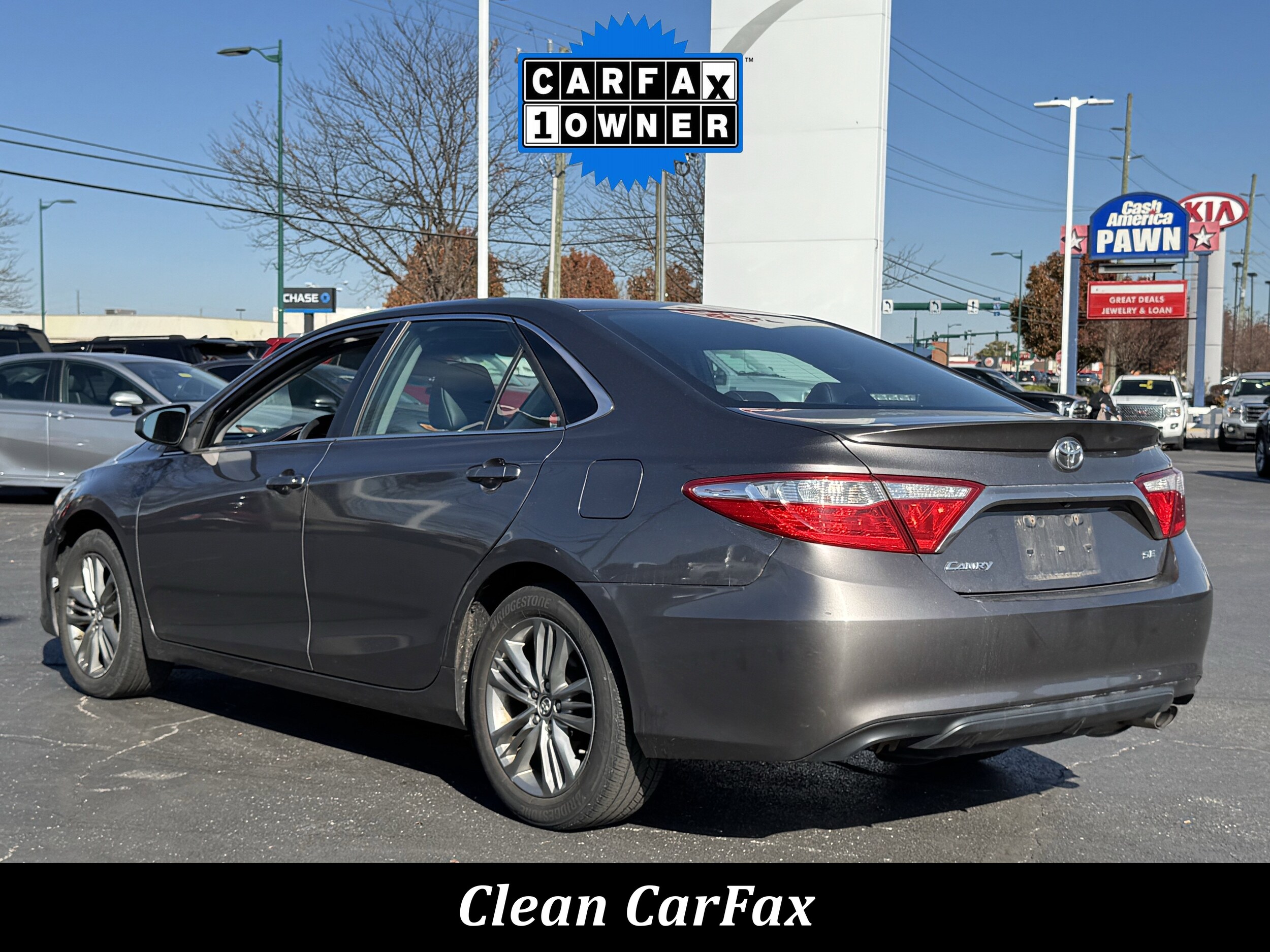 2017 Toyota Camry SE photo 2