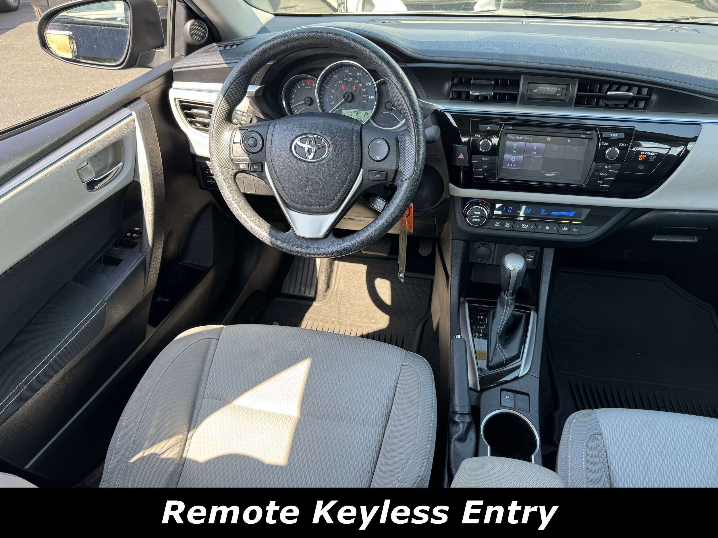 2016 Toyota Corolla LE photo 4
