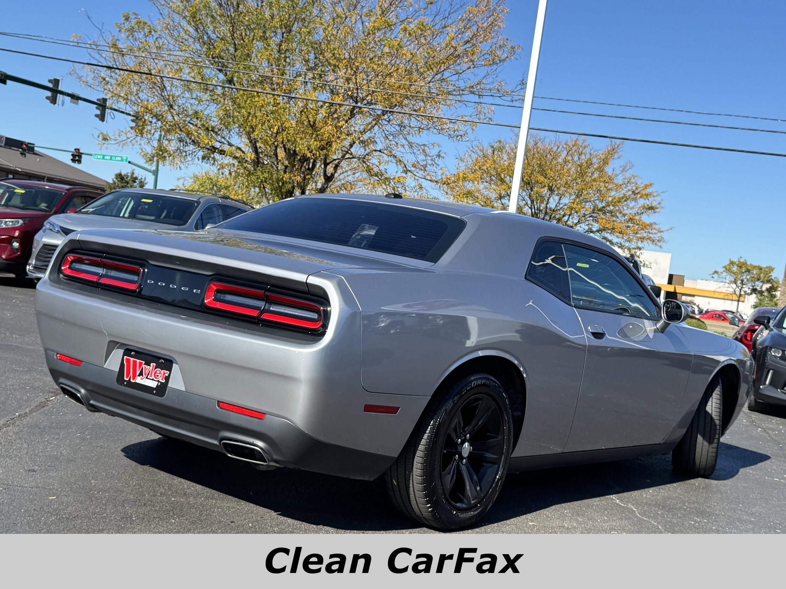 2016 Dodge Challenger SXT photo 3
