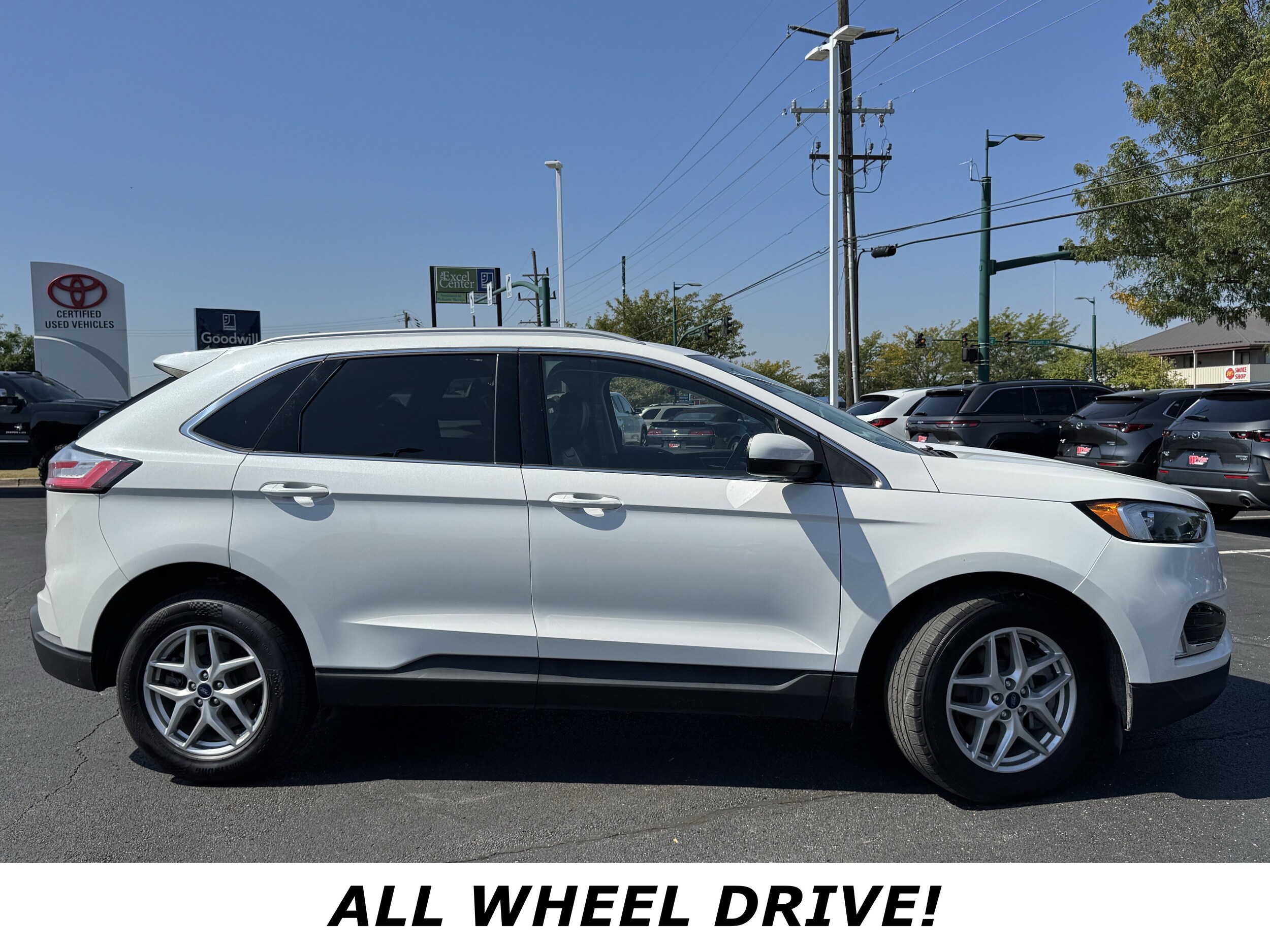 2022 Ford Edge SEL photo 2