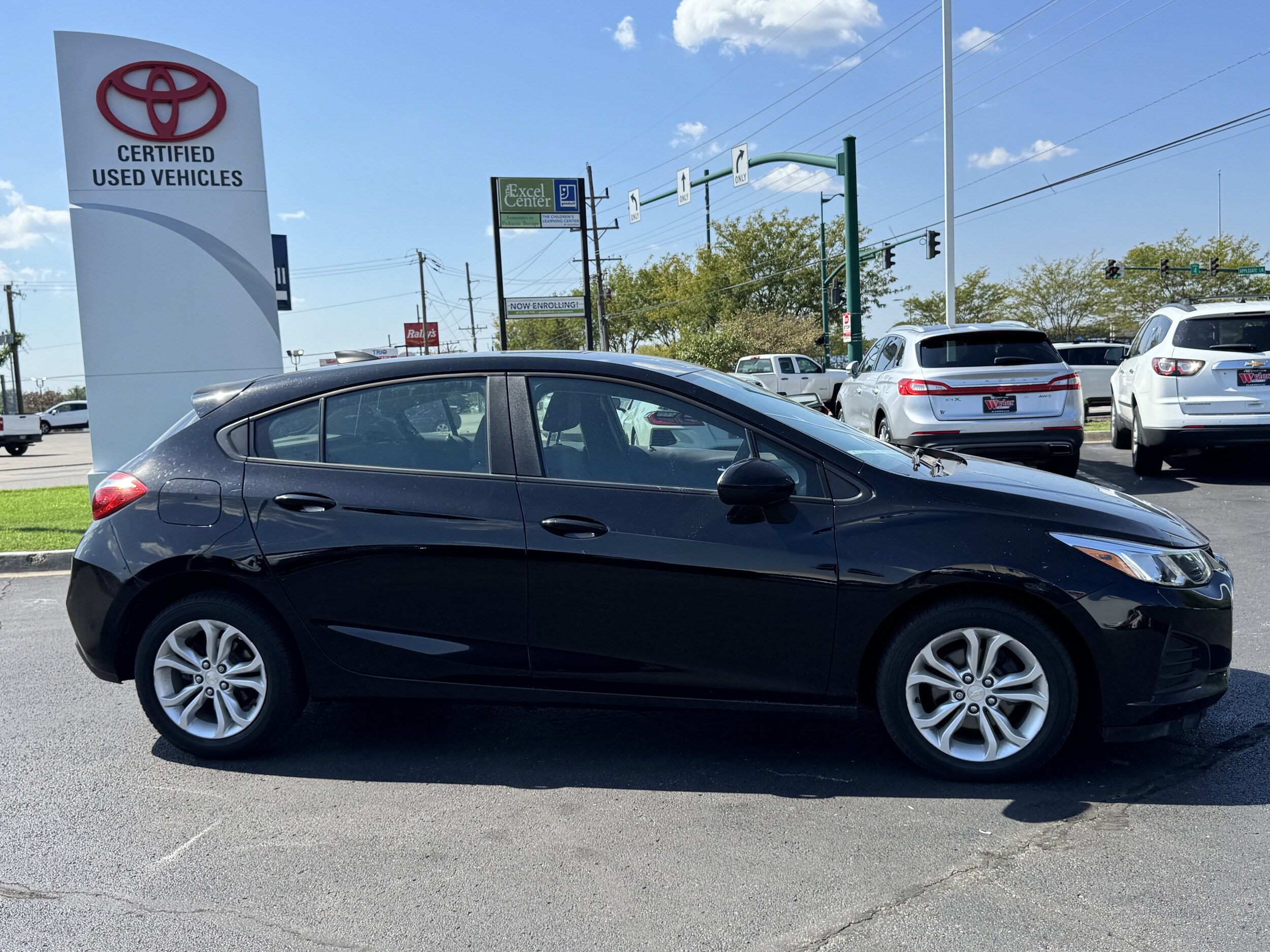 2019 Chevrolet Cruze LS photo 2