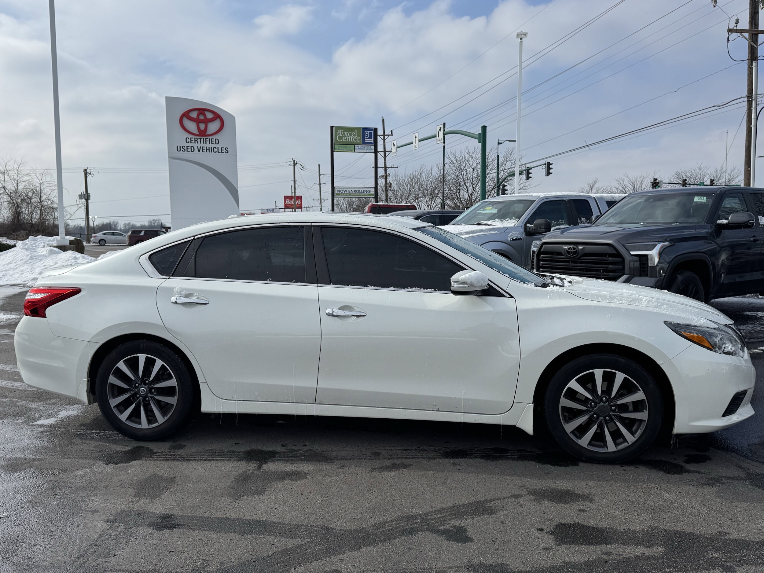 Used 2017 Nissan Altima SL with VIN 1N4AL3AP3HC123333 for sale in Clarksville, IN
