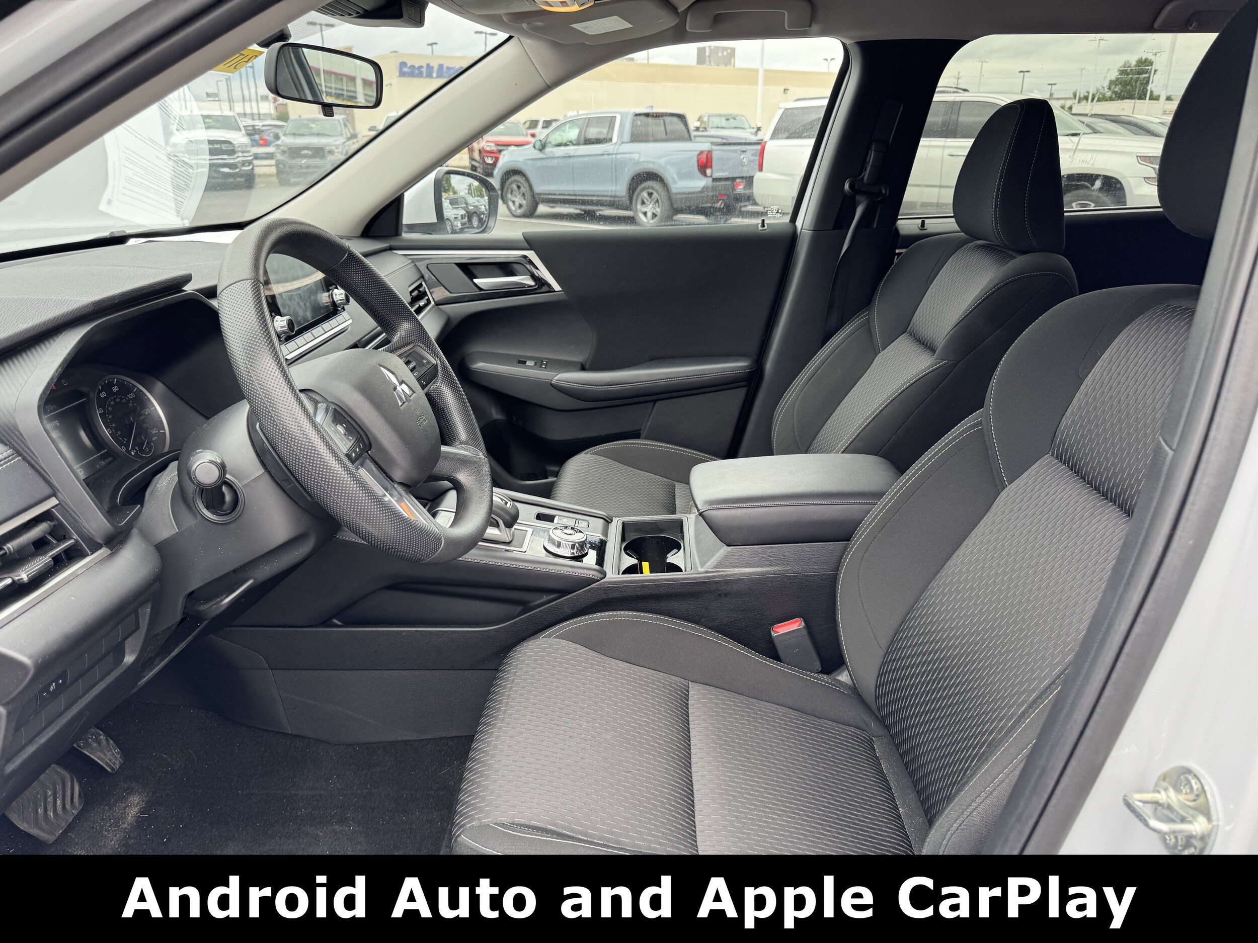 2024 Mitsubishi Outlander ES photo 2