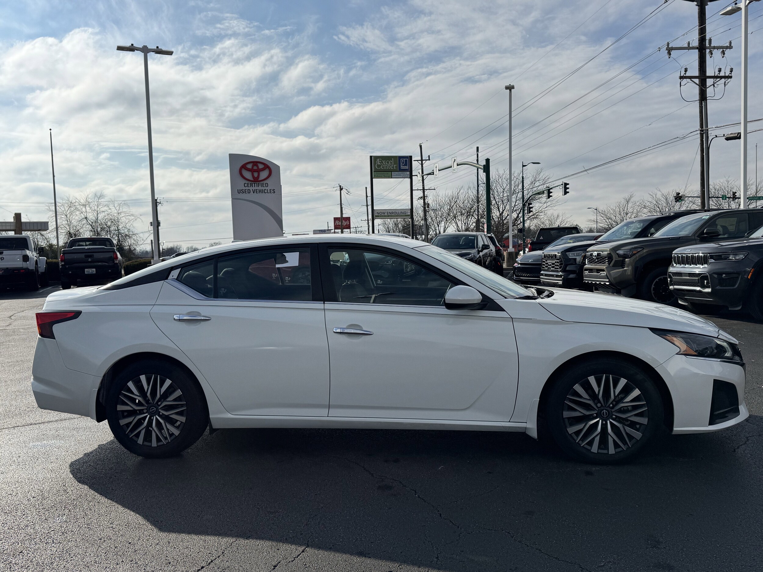 2023 Nissan Altima 2.5 SV photo 2