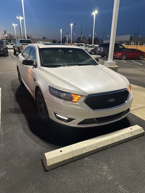2018 Ford Taurus SHO photo 2