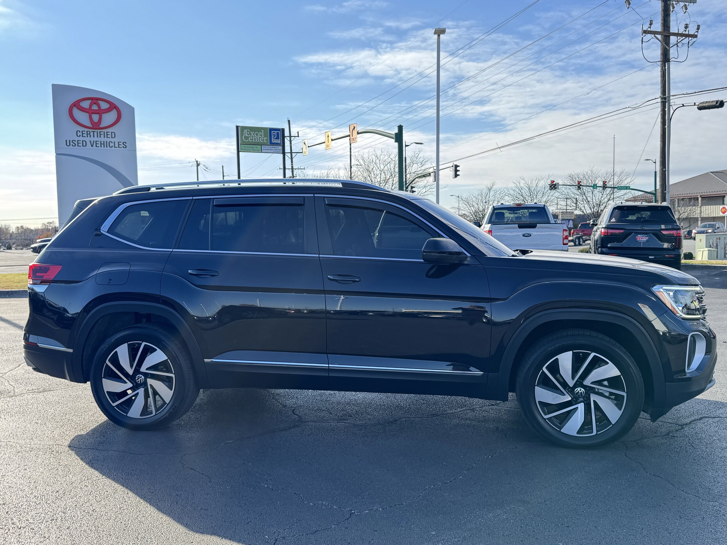 2024 Volkswagen Atlas SEL photo 2