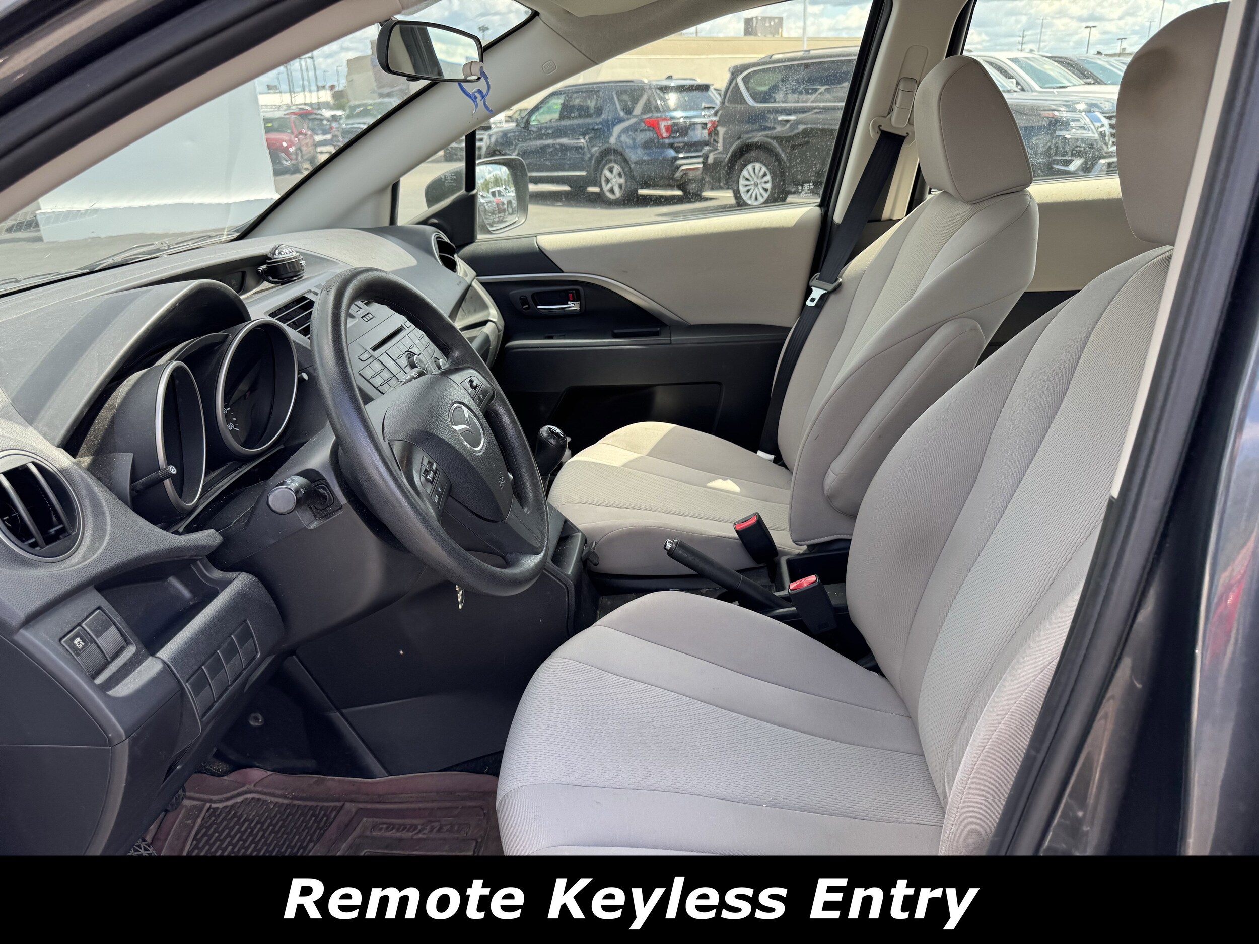 2014 Mazda Mazda5 Sport photo 3