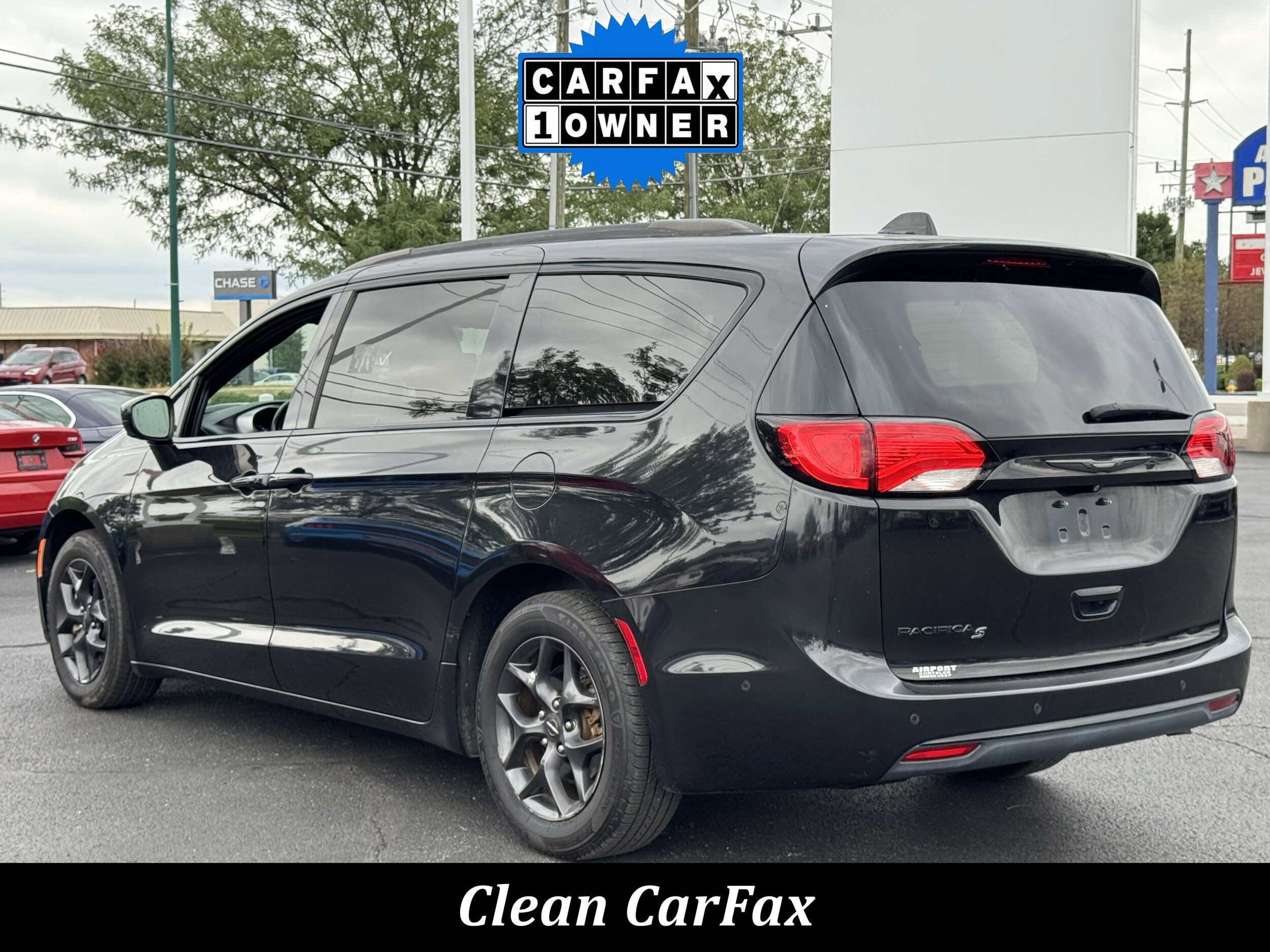 2019 Chrysler Pacifica Touring Plus photo 2